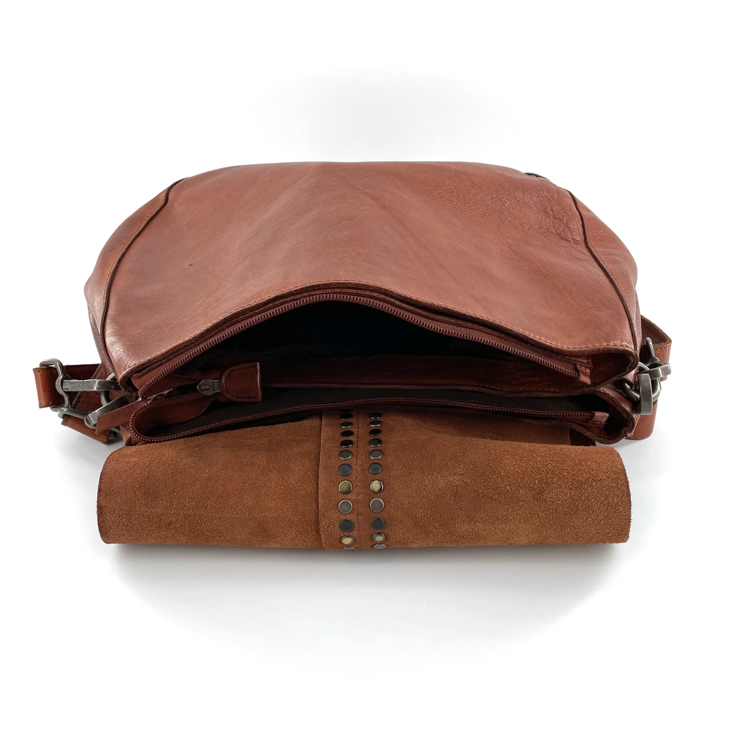 Sac Bandoulière Rabat Clouté en Cuir Camel – Image 4