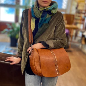 Sac Bandoulière Rabat Clouté en Cuir Camel