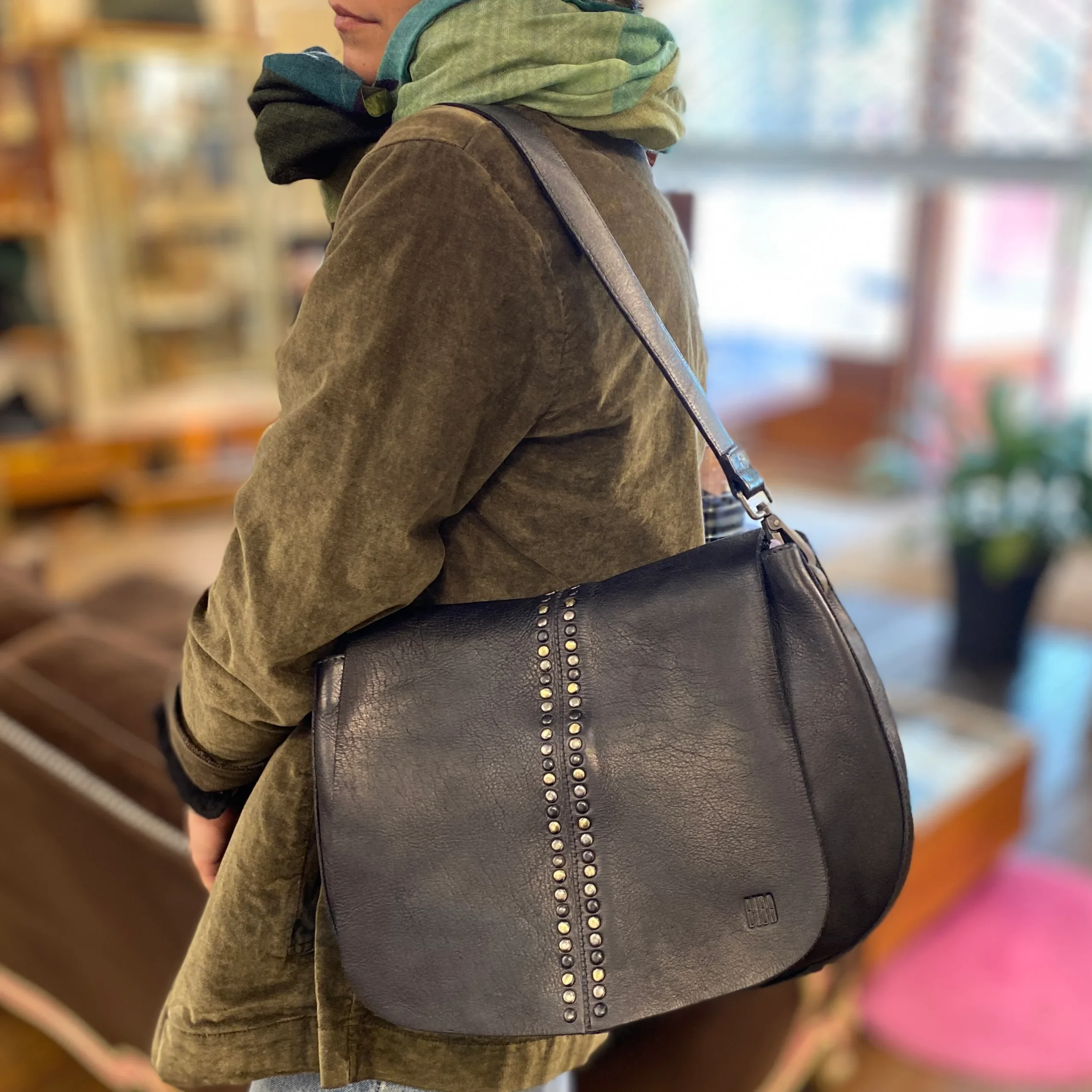 Sac Bandoulière Rabat Clouté en Cuir Noir