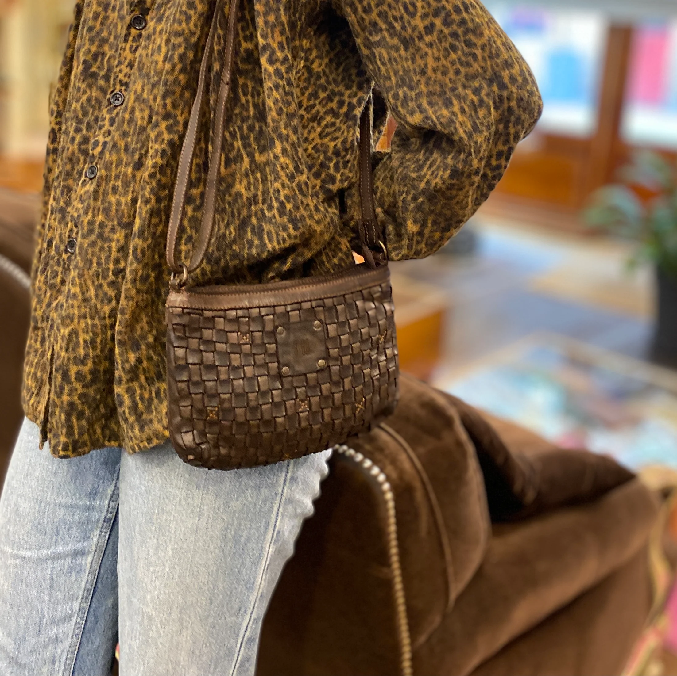 Mini-Sac Tressé en Cuir Marron Foncé Porté Travers – Image 4