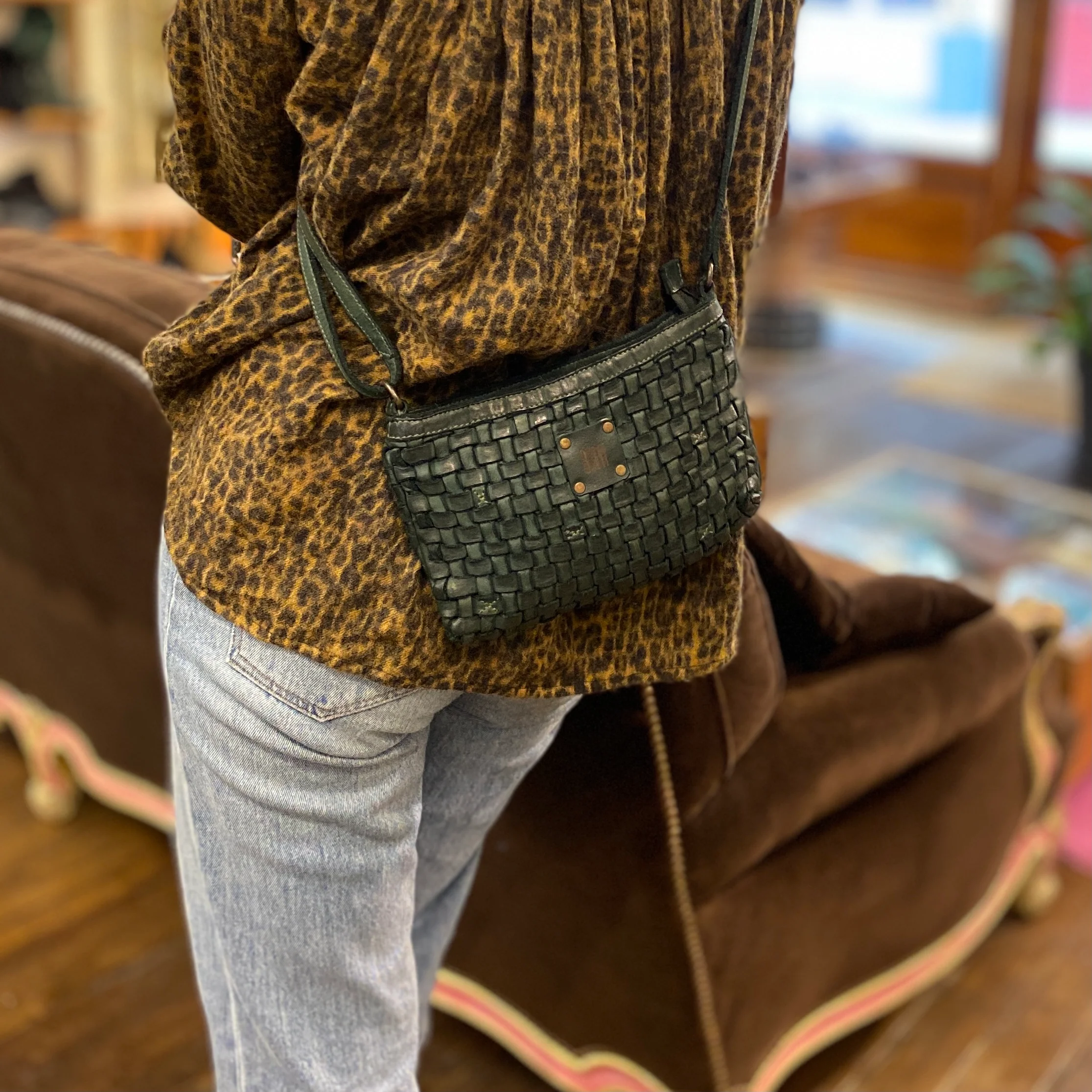 Mini-Sac Tressé en Cuir Vert Porté Travers