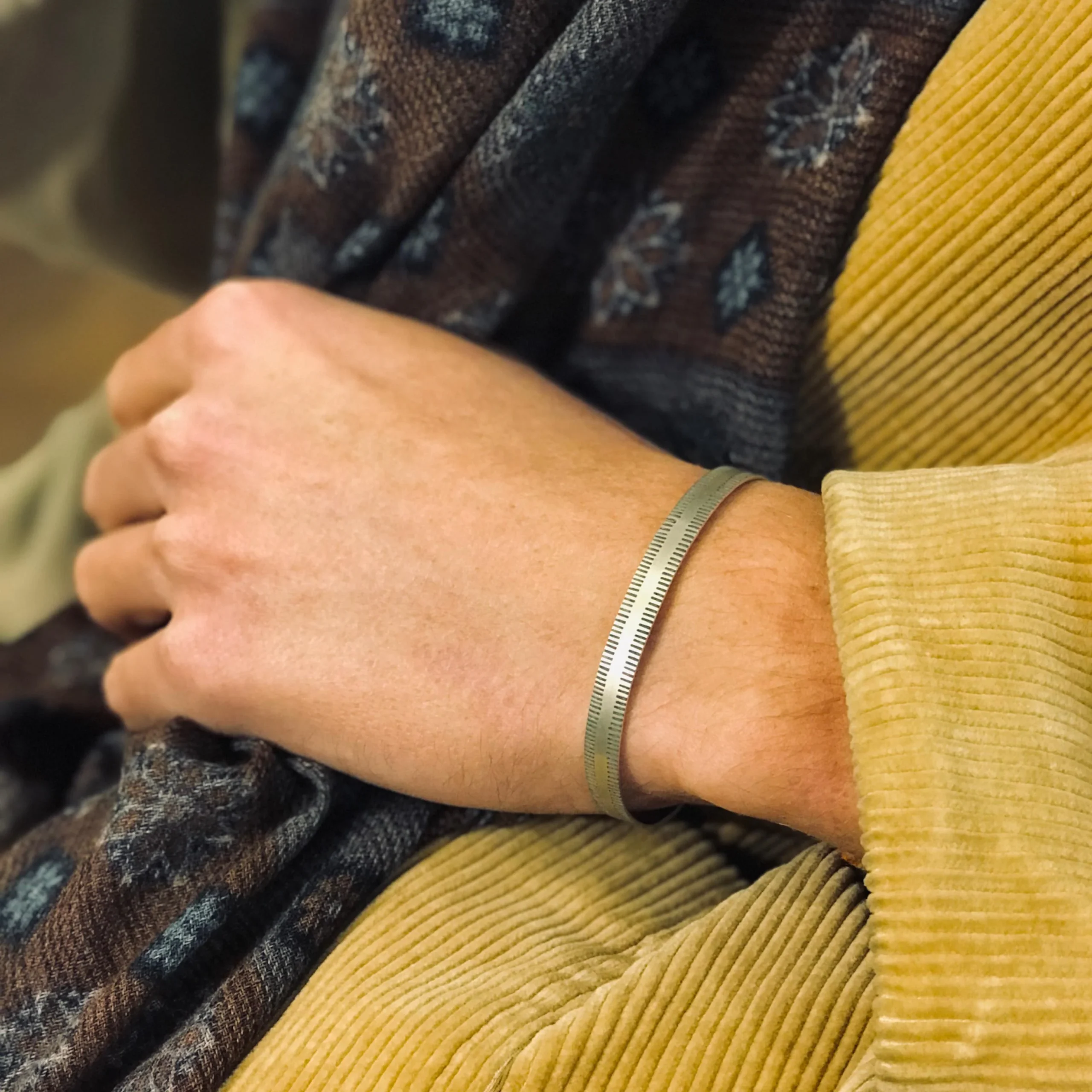 Jonc Ouvert Argent Mat Décor Striés – Image 3