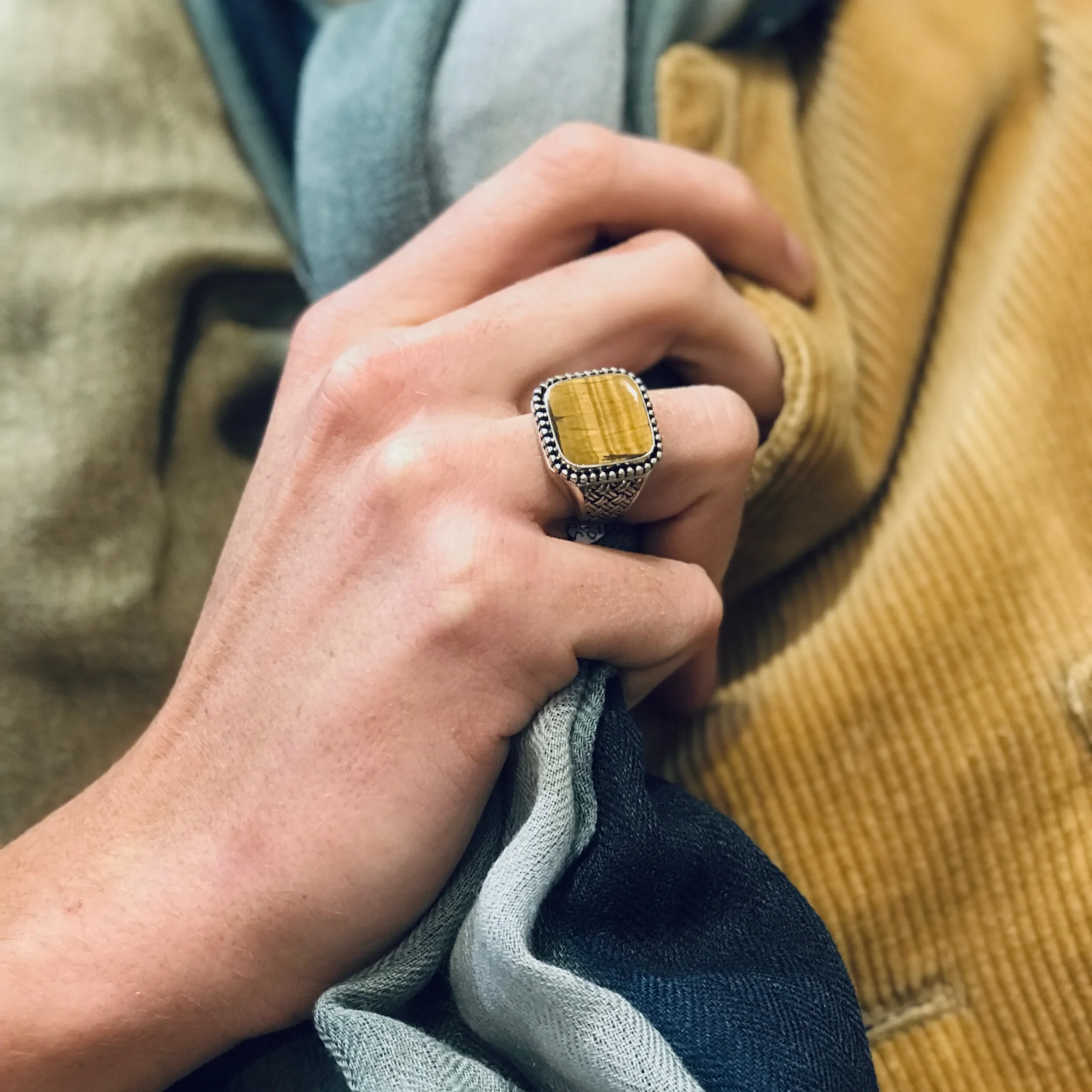 Chevalière Carrée Monture Argent Travaillée Oeil de Tigre