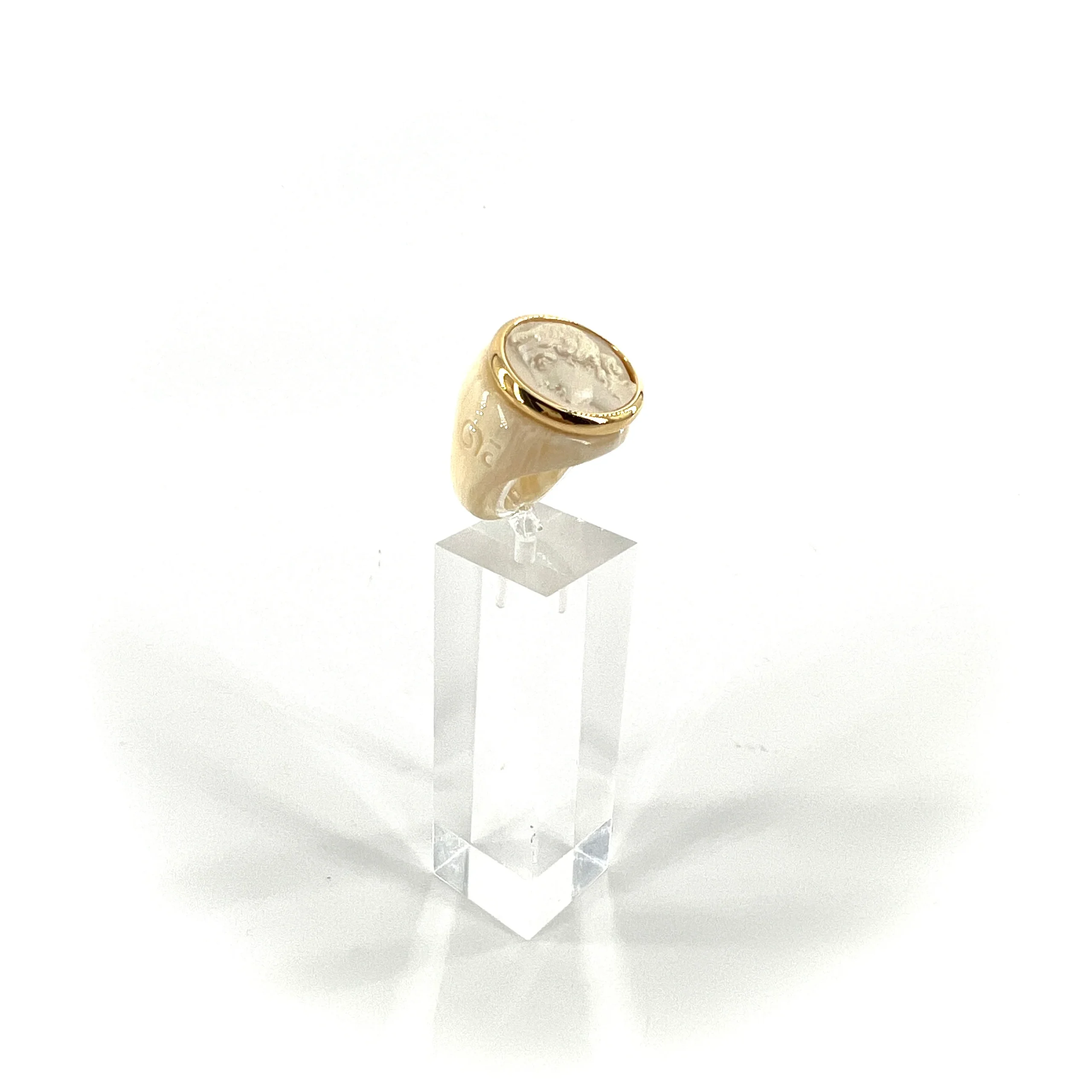 Bague Ronde en Plexiglas Blanc et Résine Champagne Motif Statue Grecque – Image 3