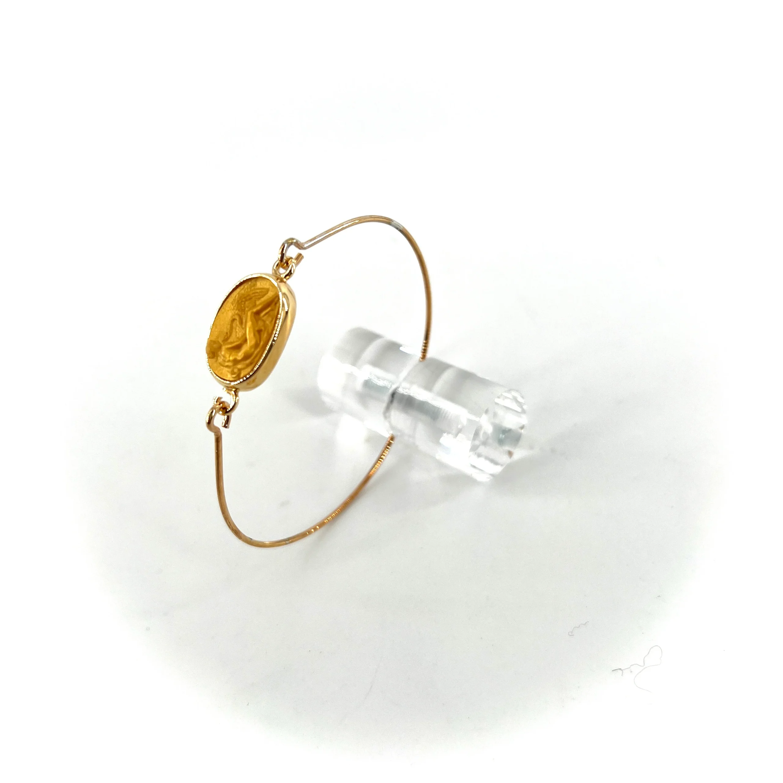 Jonc en Plaqué Or Motif Cygne Ovale en Résine Gold – Image 4