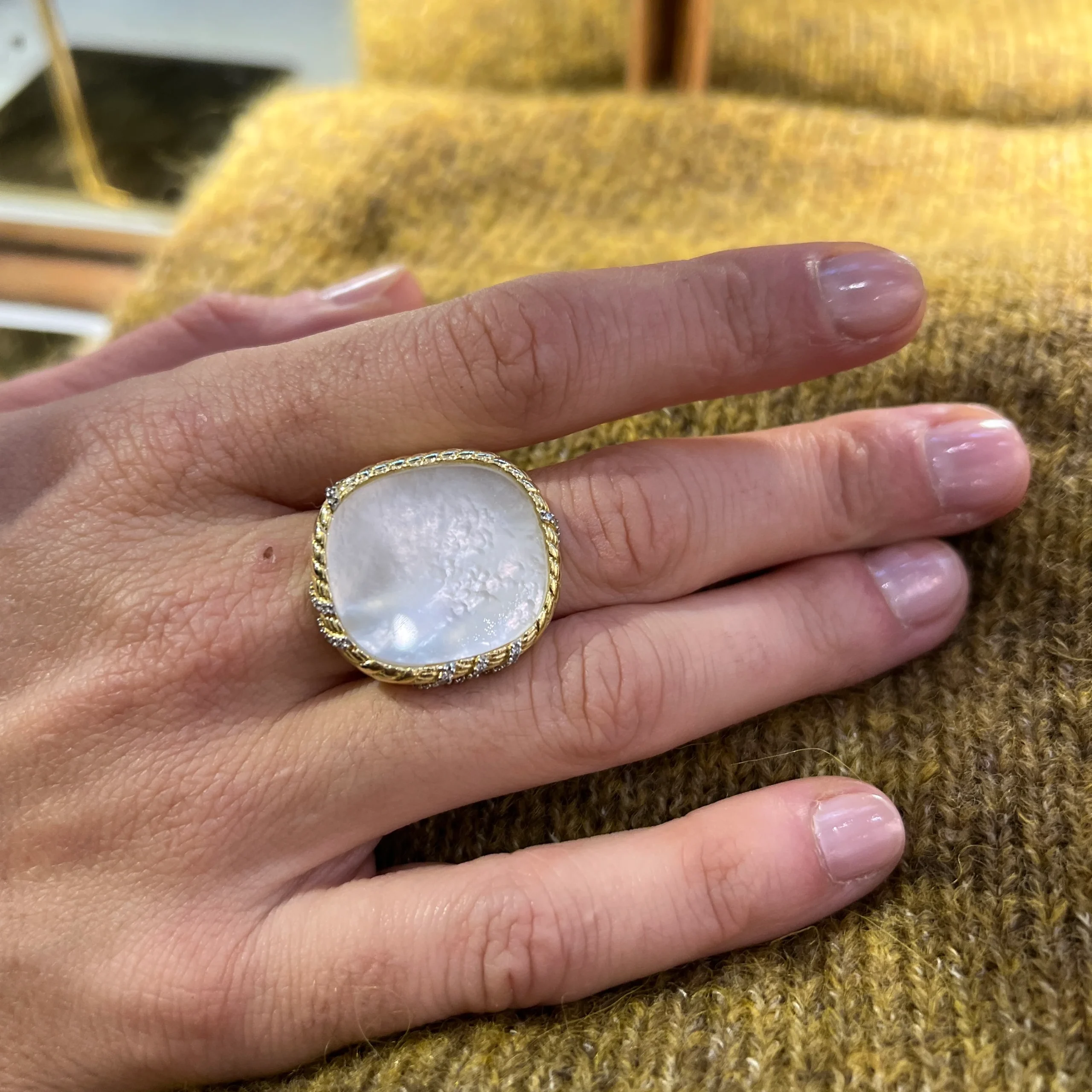 Bague DONA en Nacre Blanche