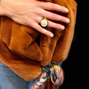 Bague Ronde en Plexiglas Tortoise et Résine Champagne Motif Statue Grecque