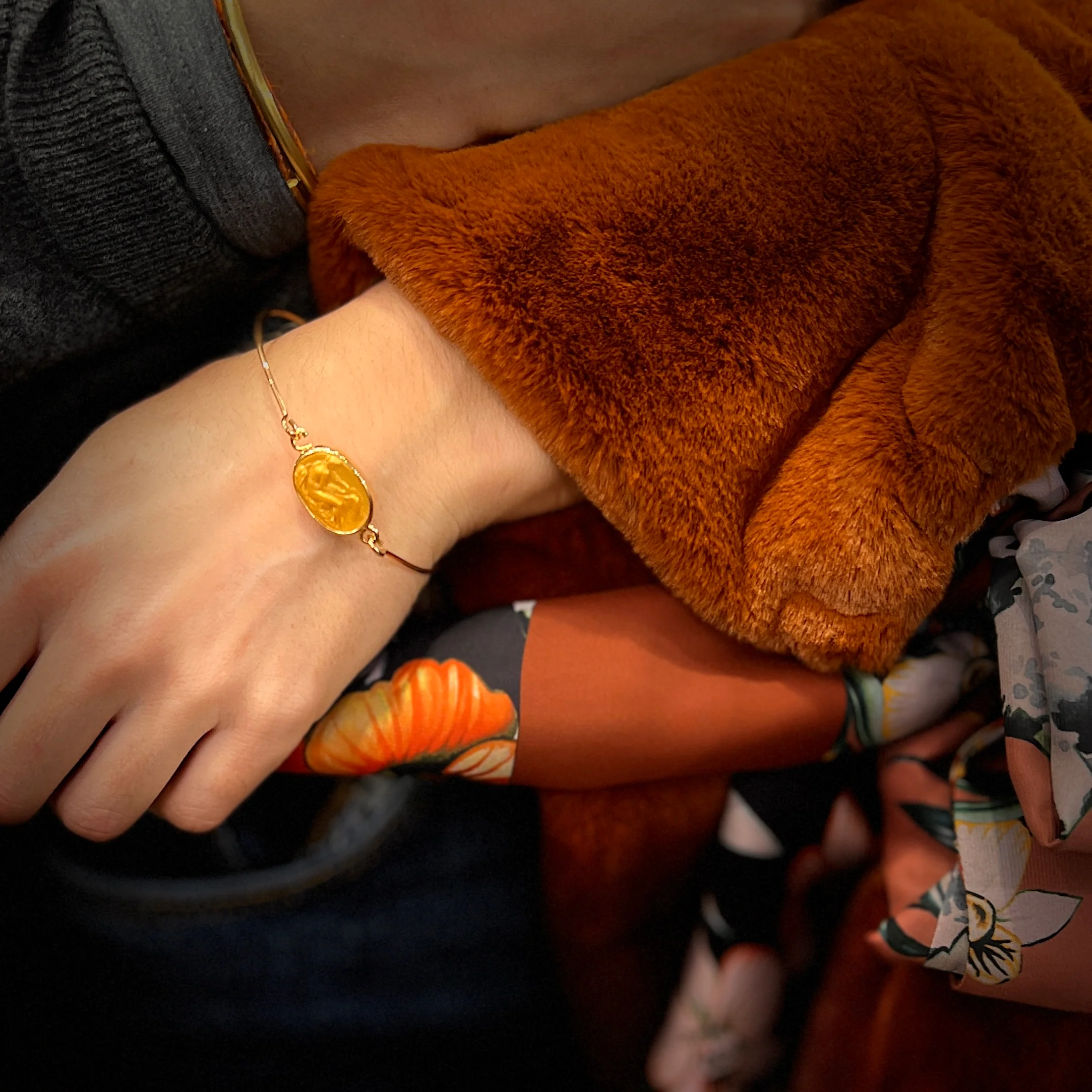 Jonc en Plaqué Or Motif Cygne Ovale en Résine Gold – Image 2