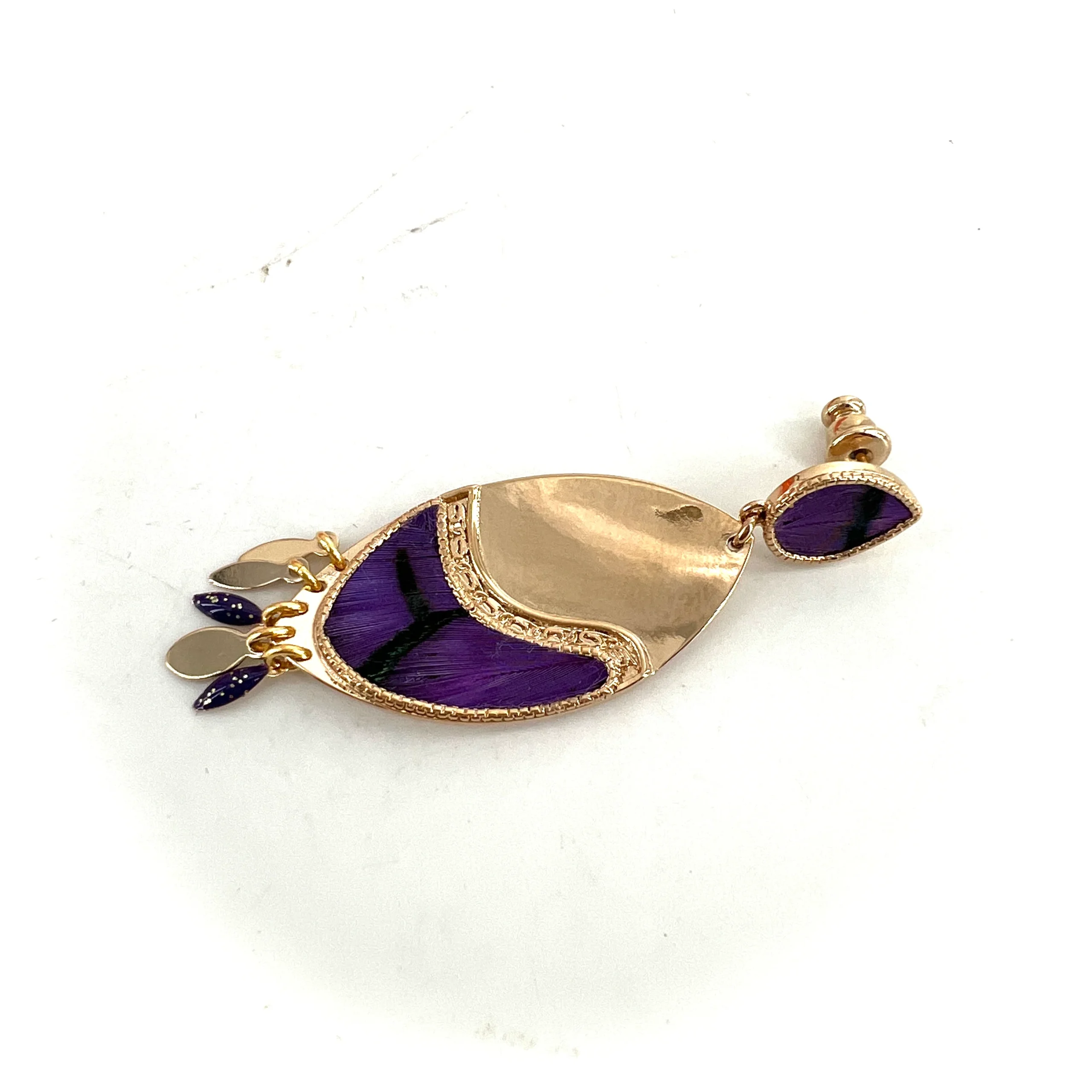 Boucle d'Oreille MIKONA MM en PlaquĆ© Or et Plumes Violettes ā Image 4