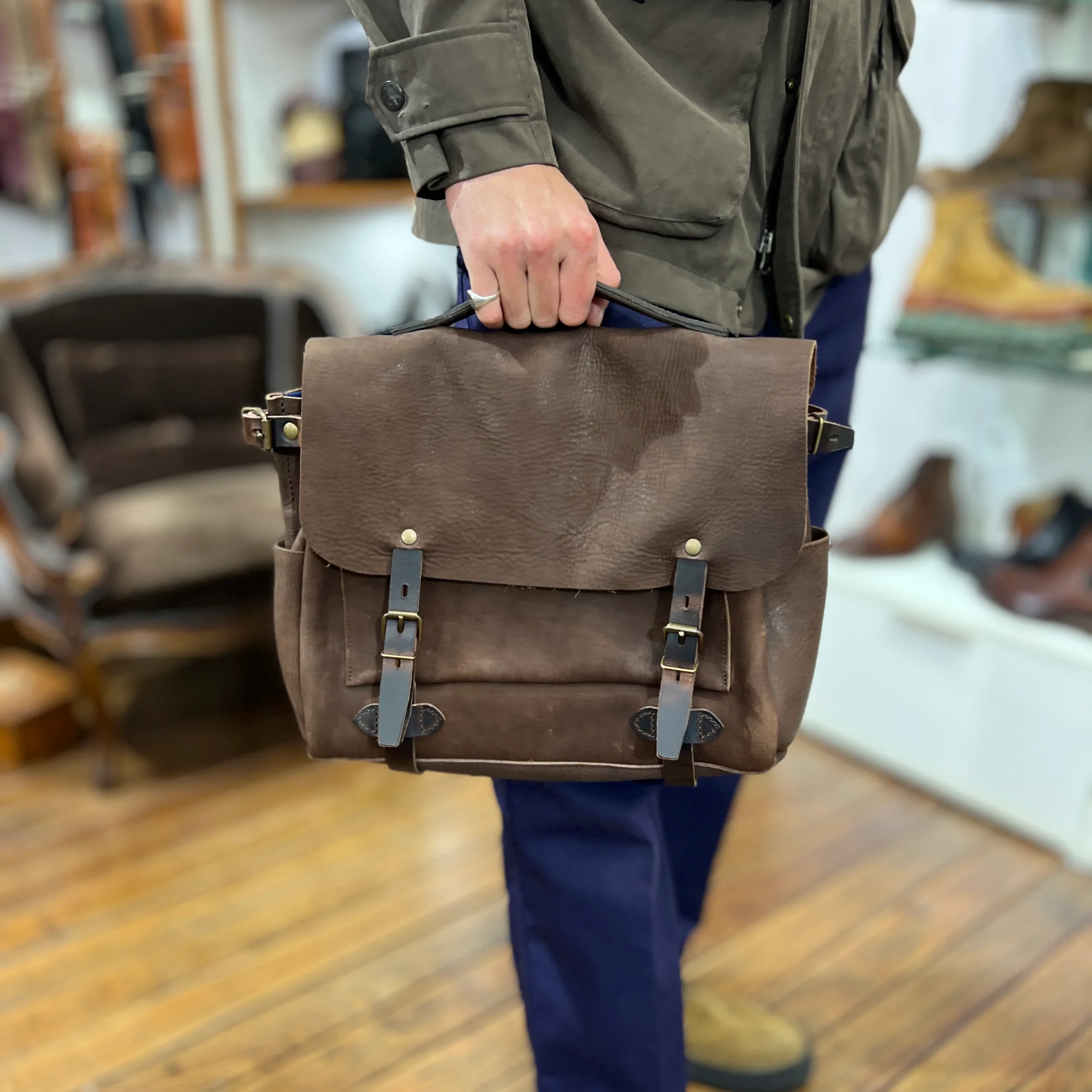 Sac POSTIER ÉCLAIR M en Cuir Café – Image 8