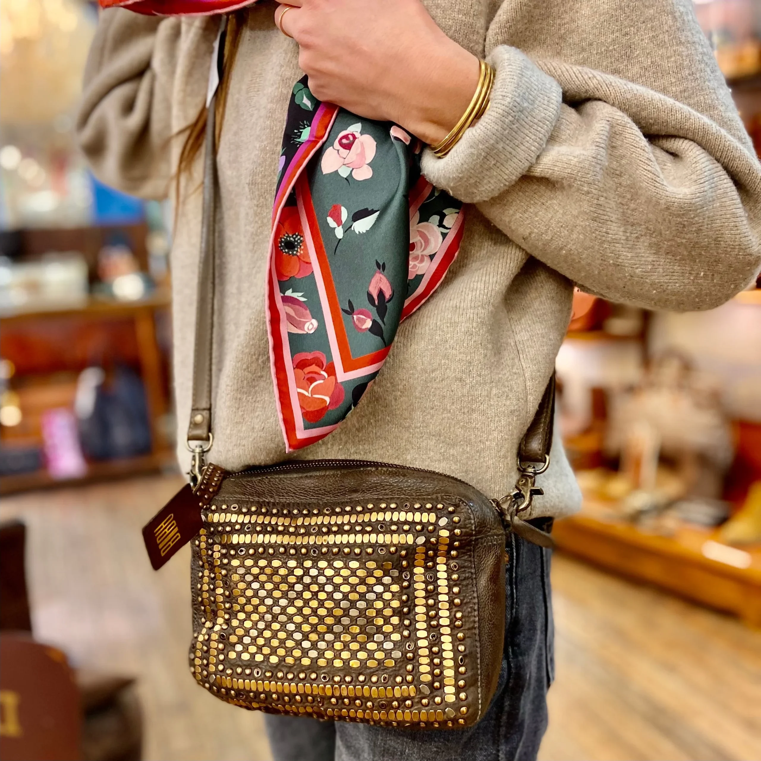 Petit Sac en Cuir Kaki et Clous Plats Bicolores