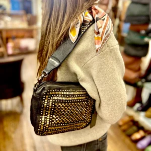 Petit Sac en Cuir Noir et Clous Plats Bicolores