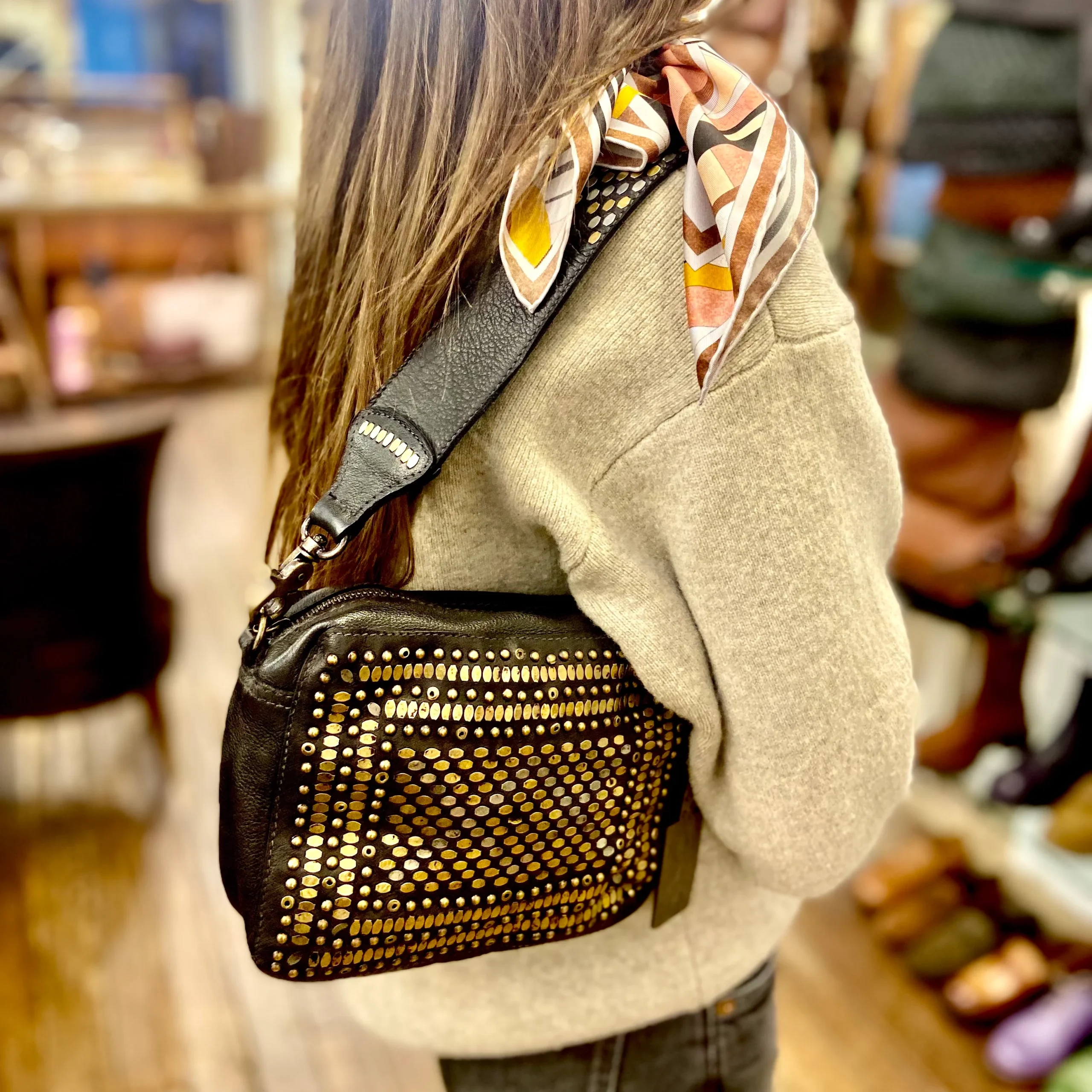 Petit Sac en Cuir Noir et Clous Plats Bicolores