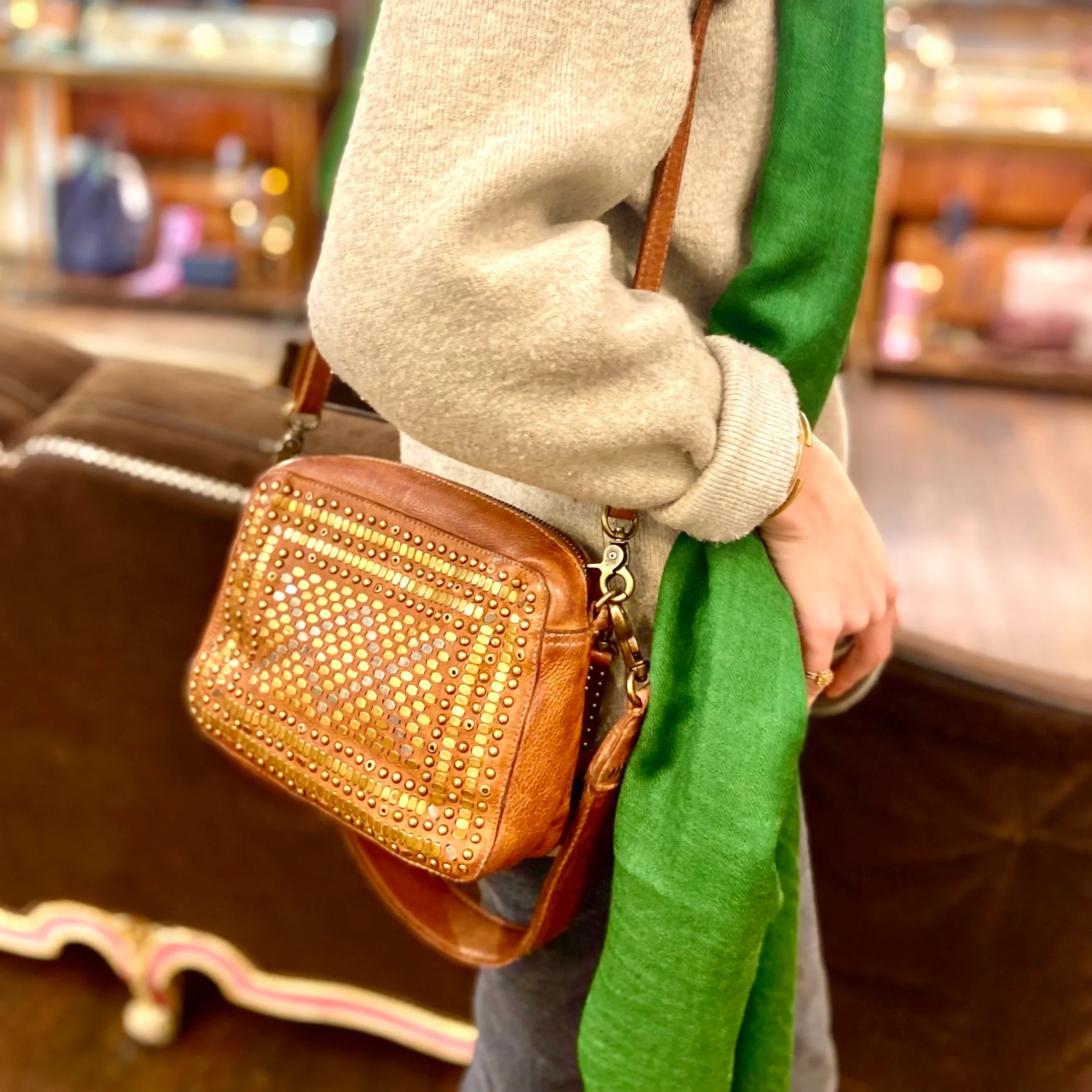 Petit Sac en Cuir Camel et Clous Plats Bicolores – Image 2