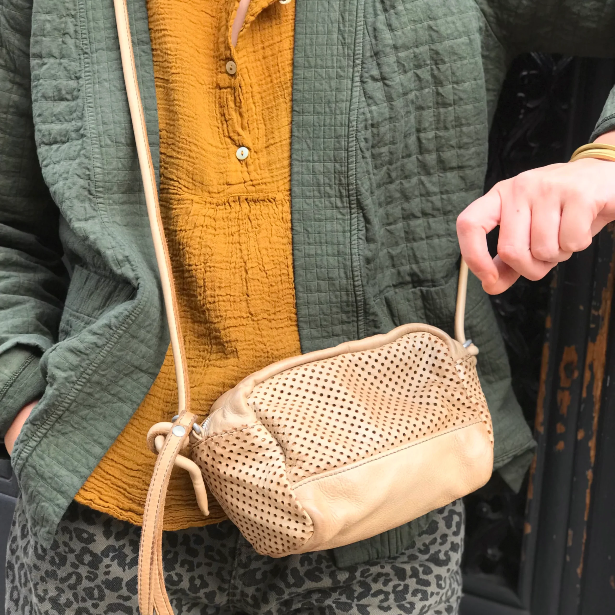 Sac CUBE en Cuir Perforé Blanc Cassé – Image 7