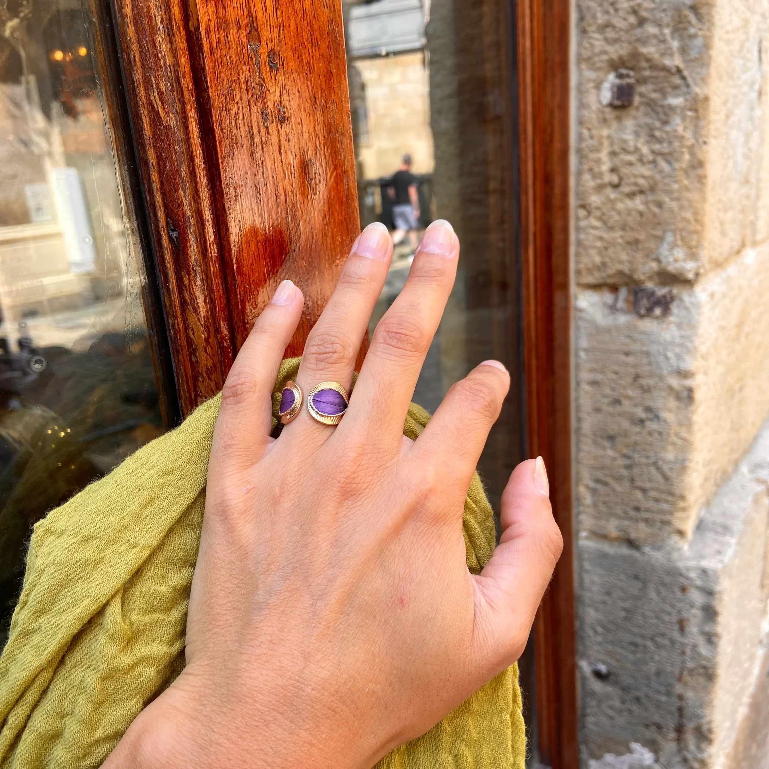 Bague MIKONA Réglable en Plaqué Or et Plumes Violettes – Image 4