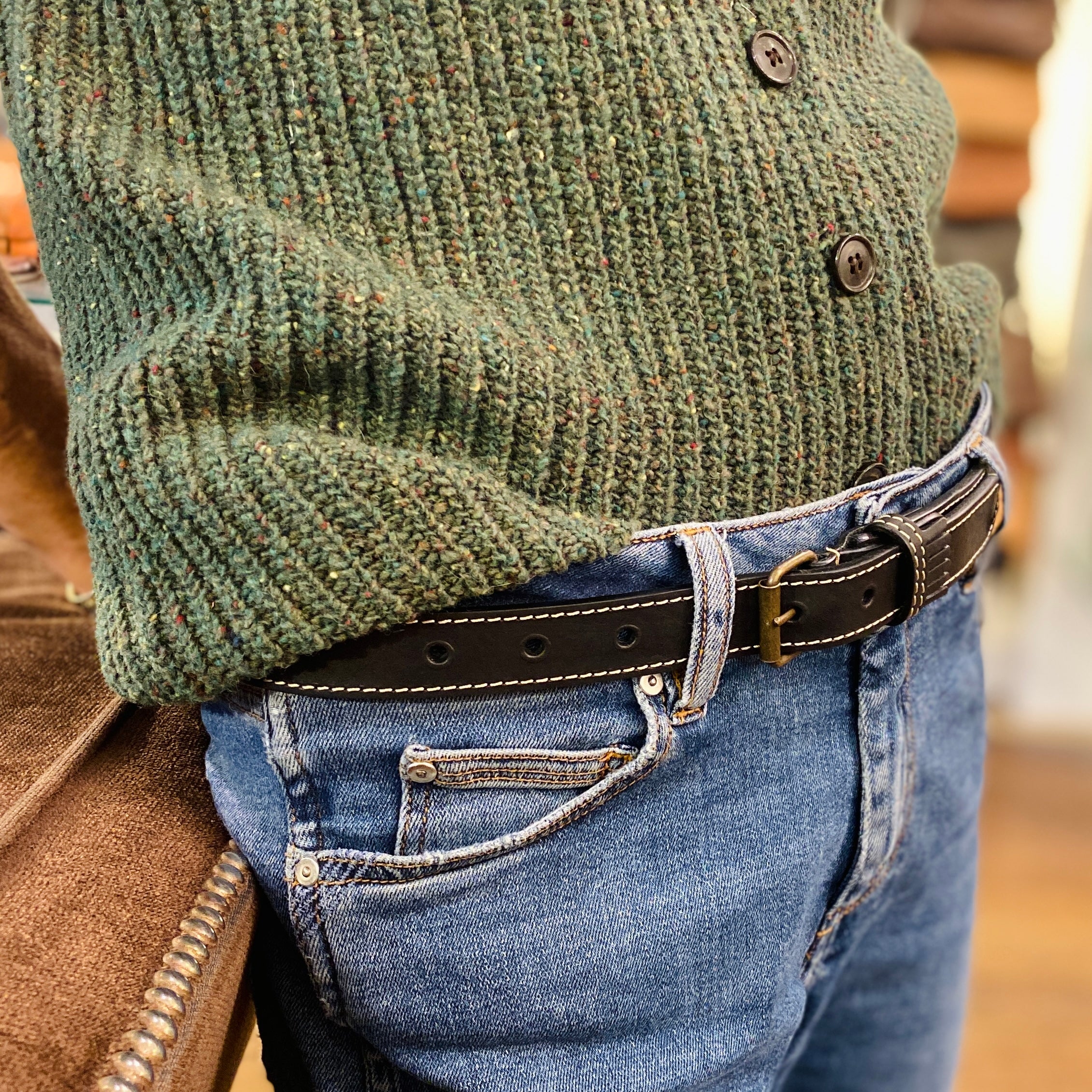 Fine Ceinture Passant Frangé en Cuir Noir – Image 4