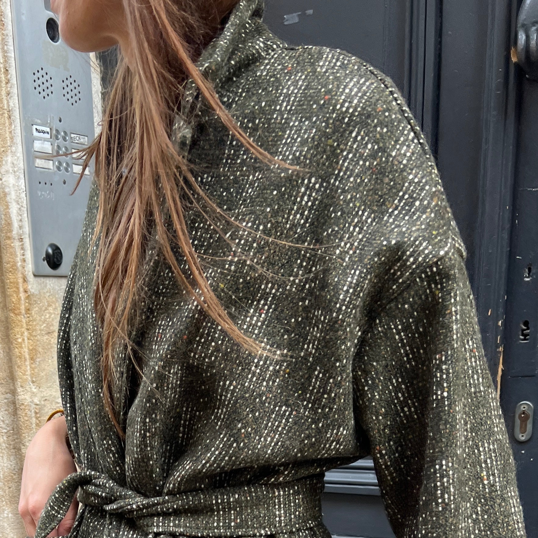 Manteau MILA à Carreaux Kaki – Image 6