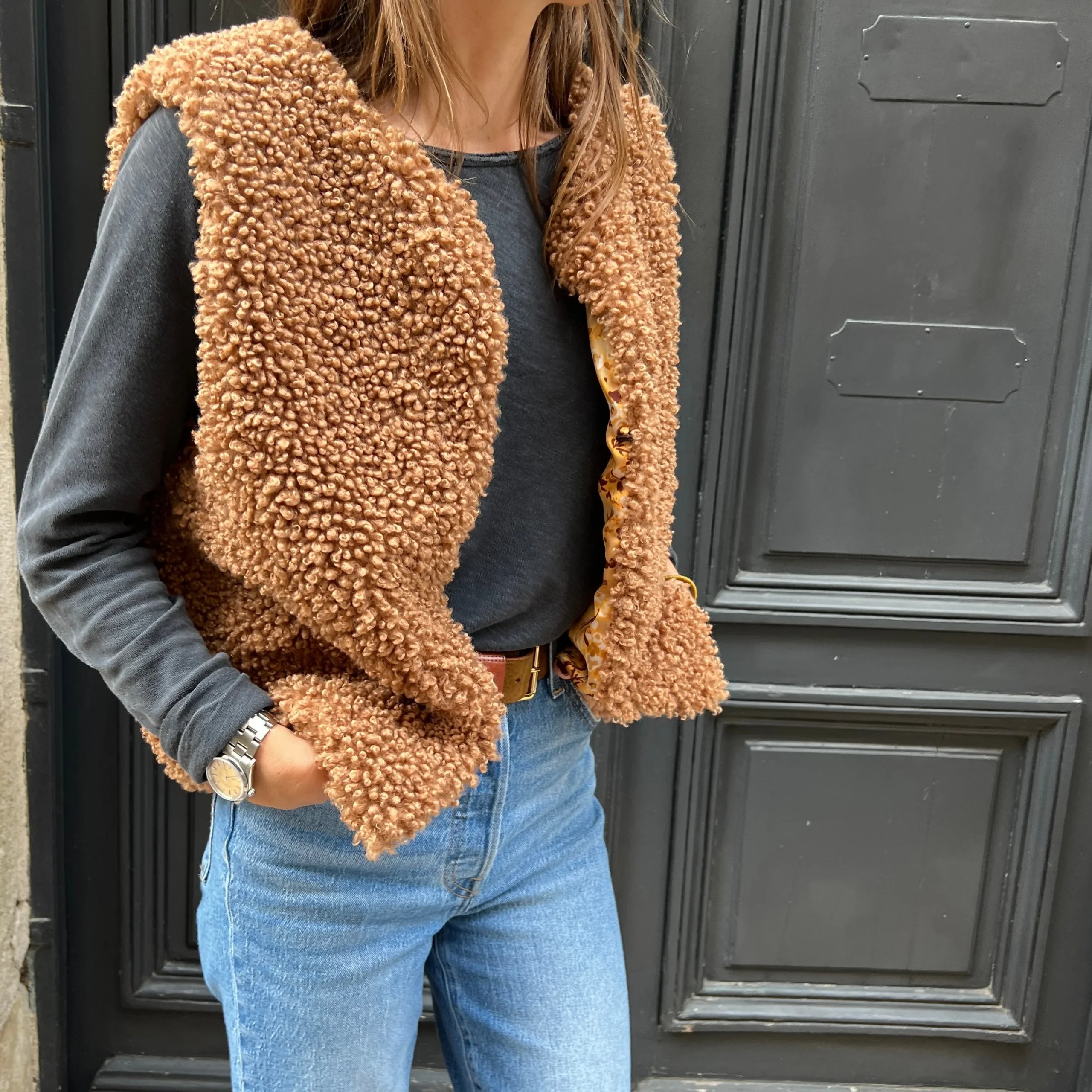 Gilet sans Manche Fausse fourrure Bouclettes Café / Muscade – Image 2