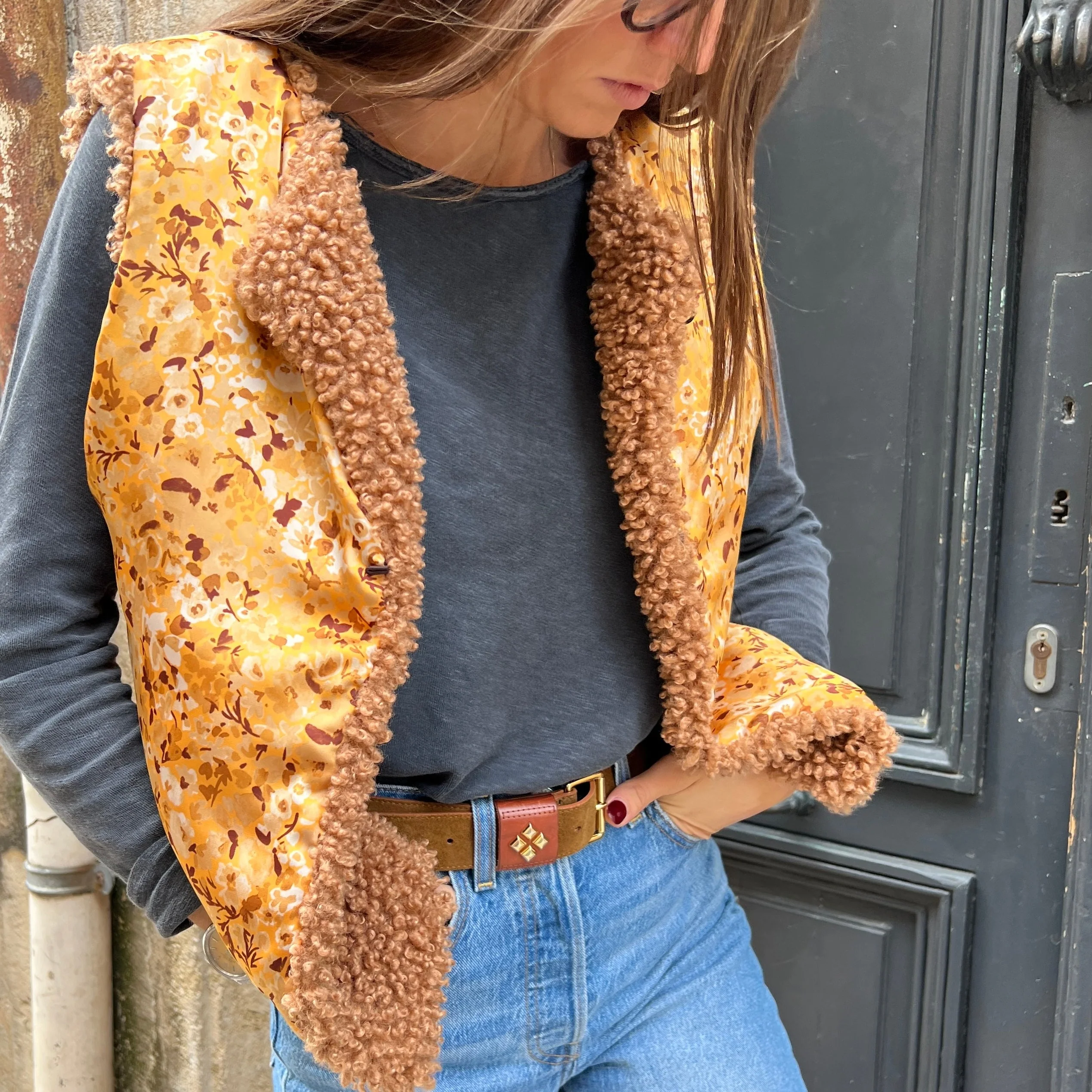 Gilet sans Manche Fausse fourrure Bouclettes Café / Muscade – Image 3