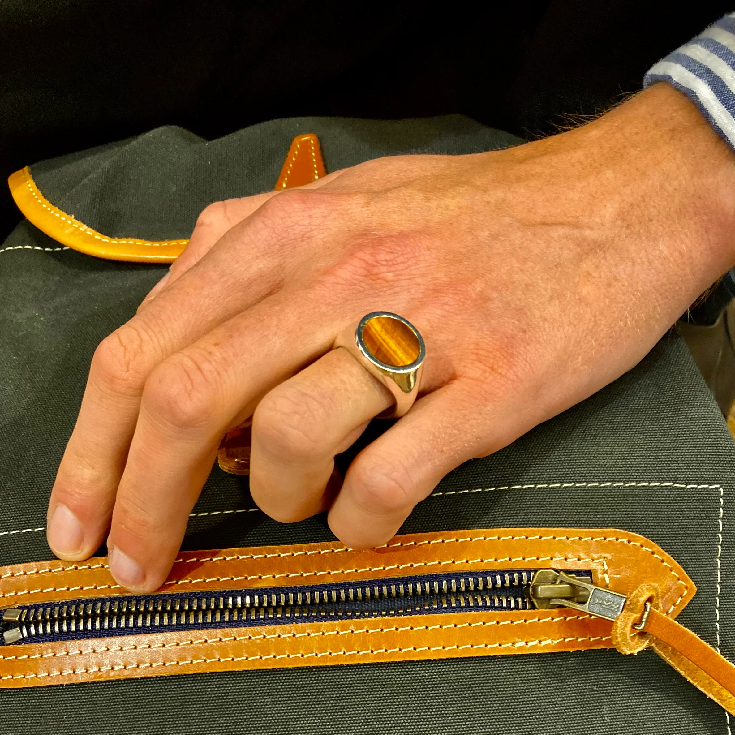 Chevalière Ronde en Argent Lisse et Oeil de Tigre – Image 5