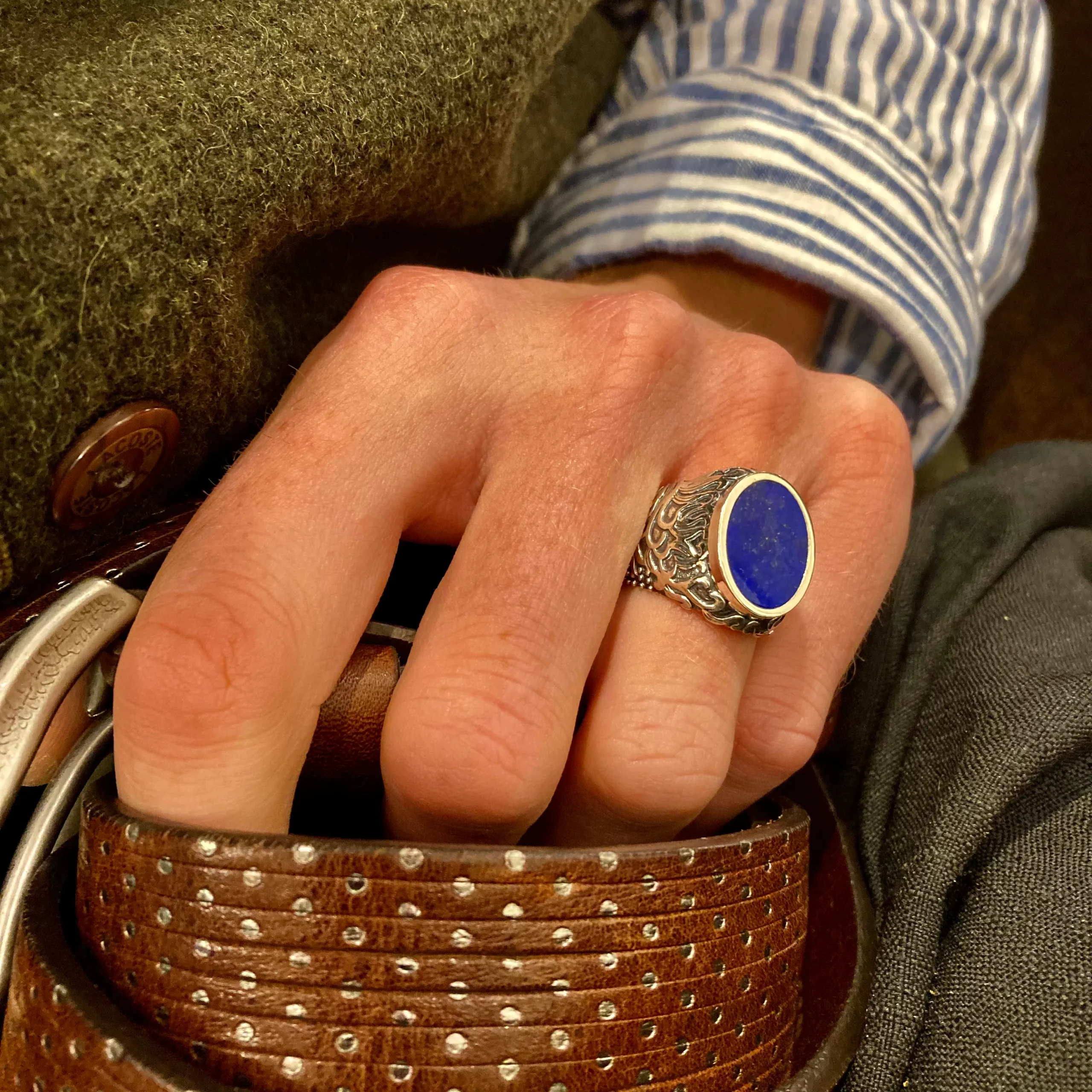 Grande Chevalière Ovale en Argent Travaillé et Lapis Lazuli