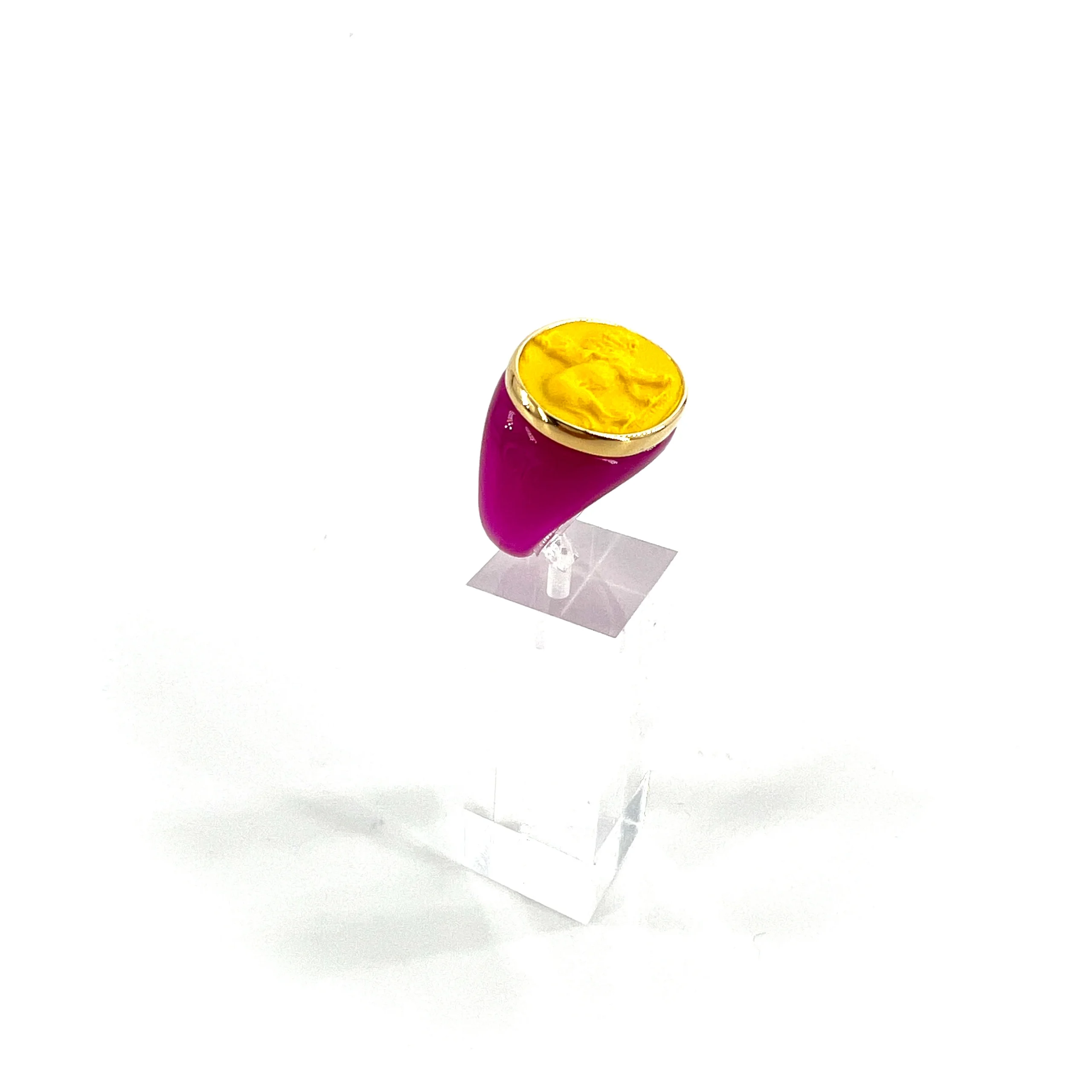 Large Bague en Plexiglas Violet et Résine Jaune Motif Lion – Image 4