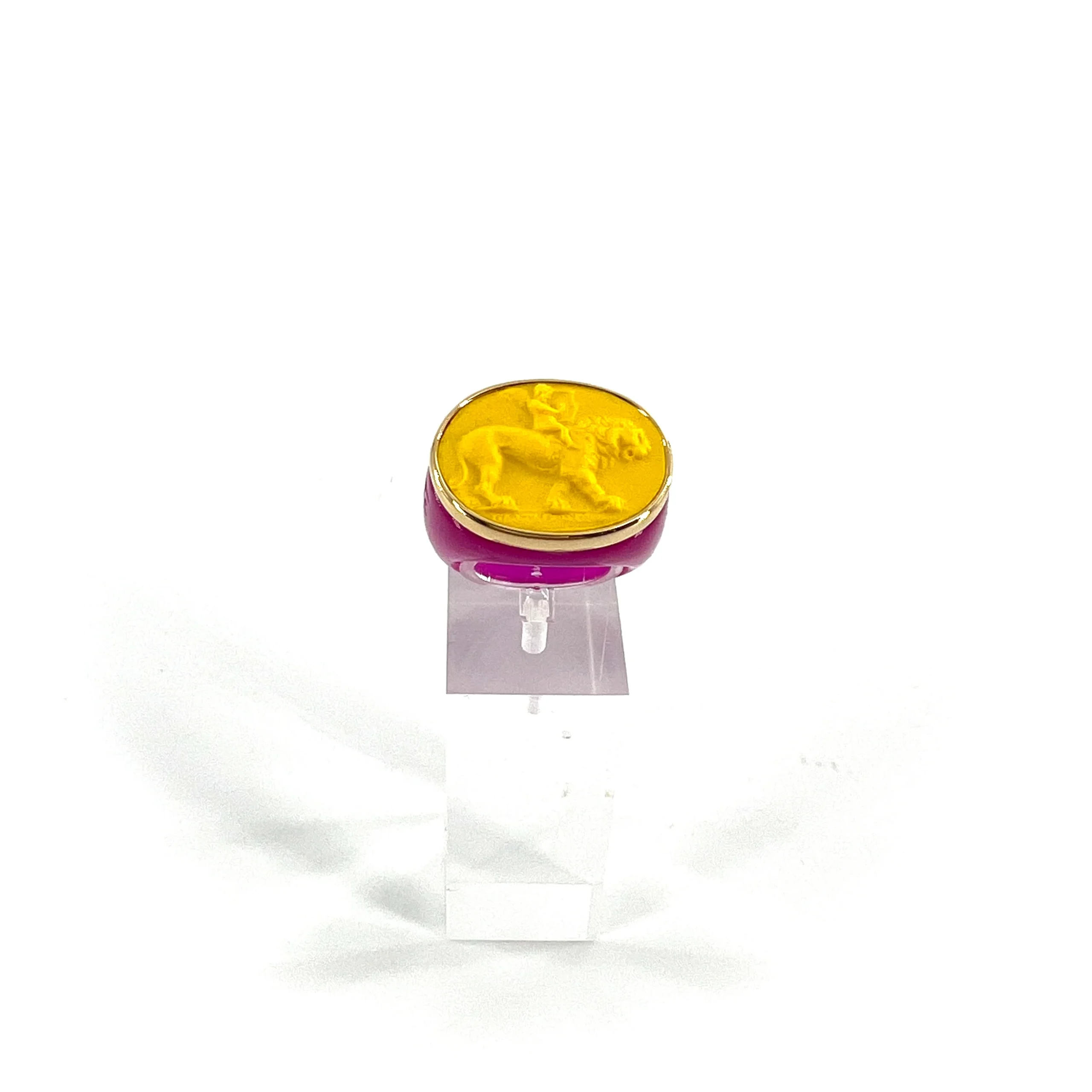 Large Bague en Plexiglas Violet et Résine Jaune Motif Lion – Image 5
