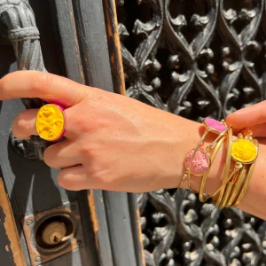 Large Bague en Plexiglas Violet et Résine Jaune Motif Lion