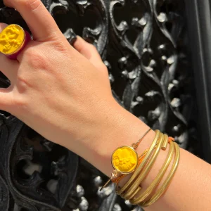 Jonc en Plaqué Or Motif Statue Grecque en Résine Jaune