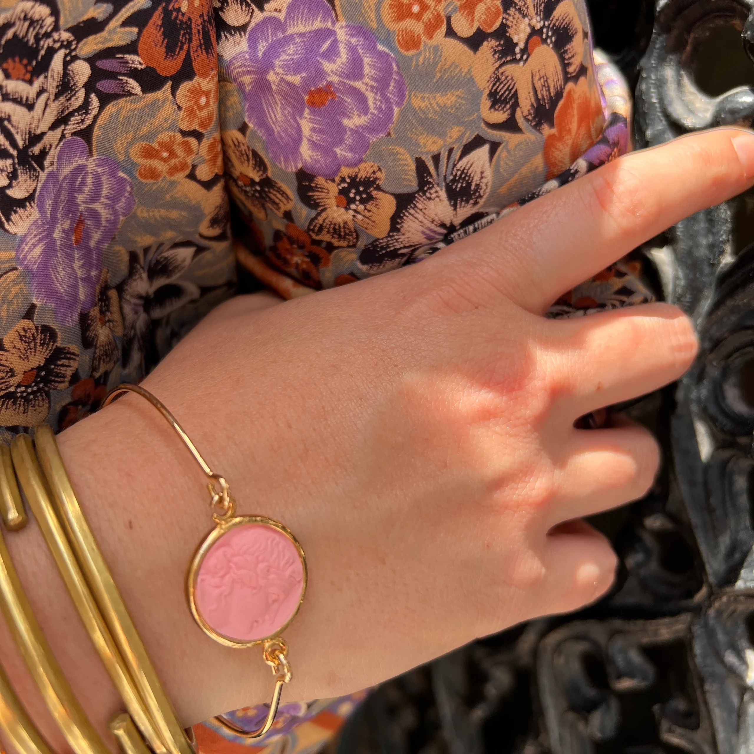 Jonc en Plaqué Or Motif Statue Grecque en Résine Rose