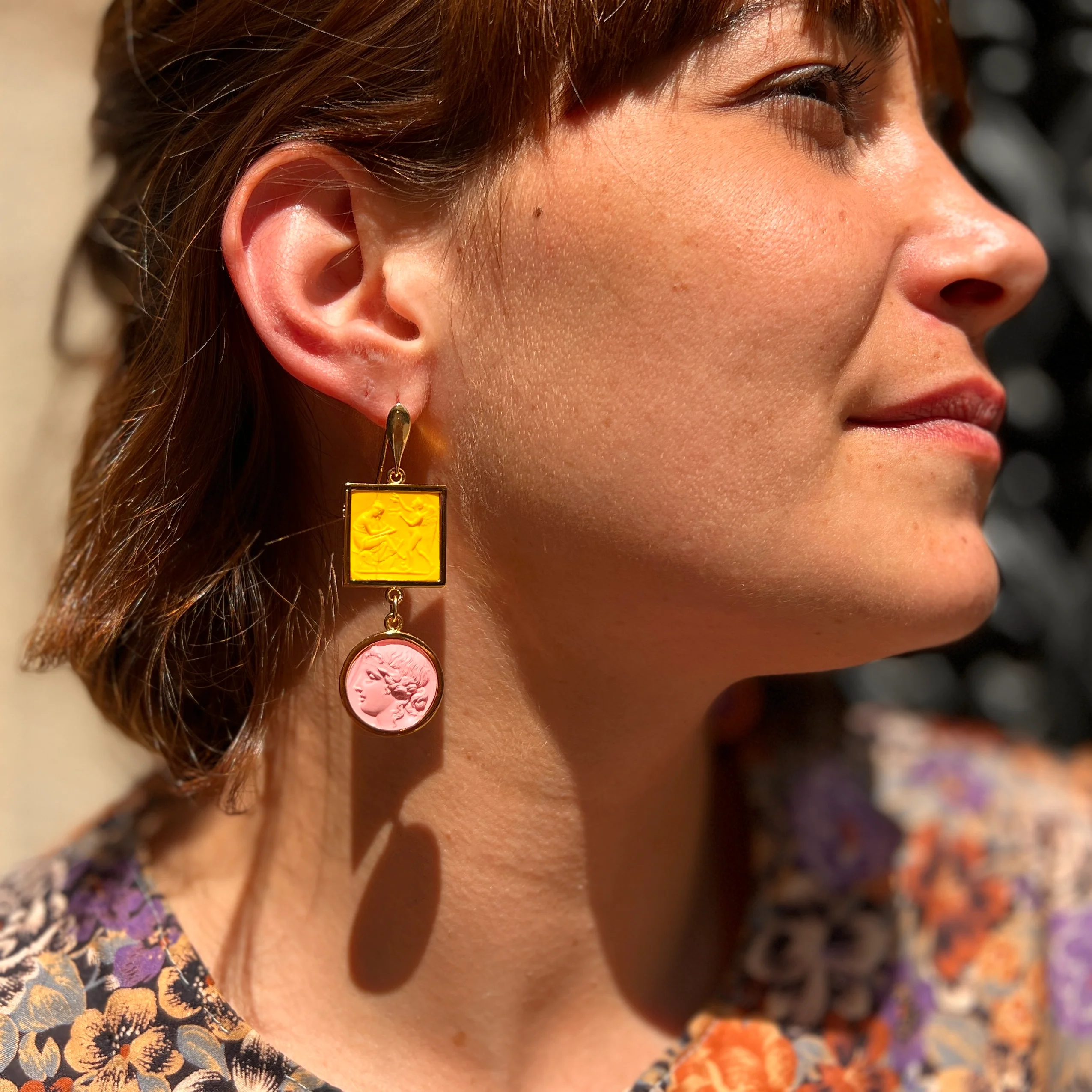 Boucles d'Oreilles en Plaqué Or et Résine Jaune et Rose – Image 5