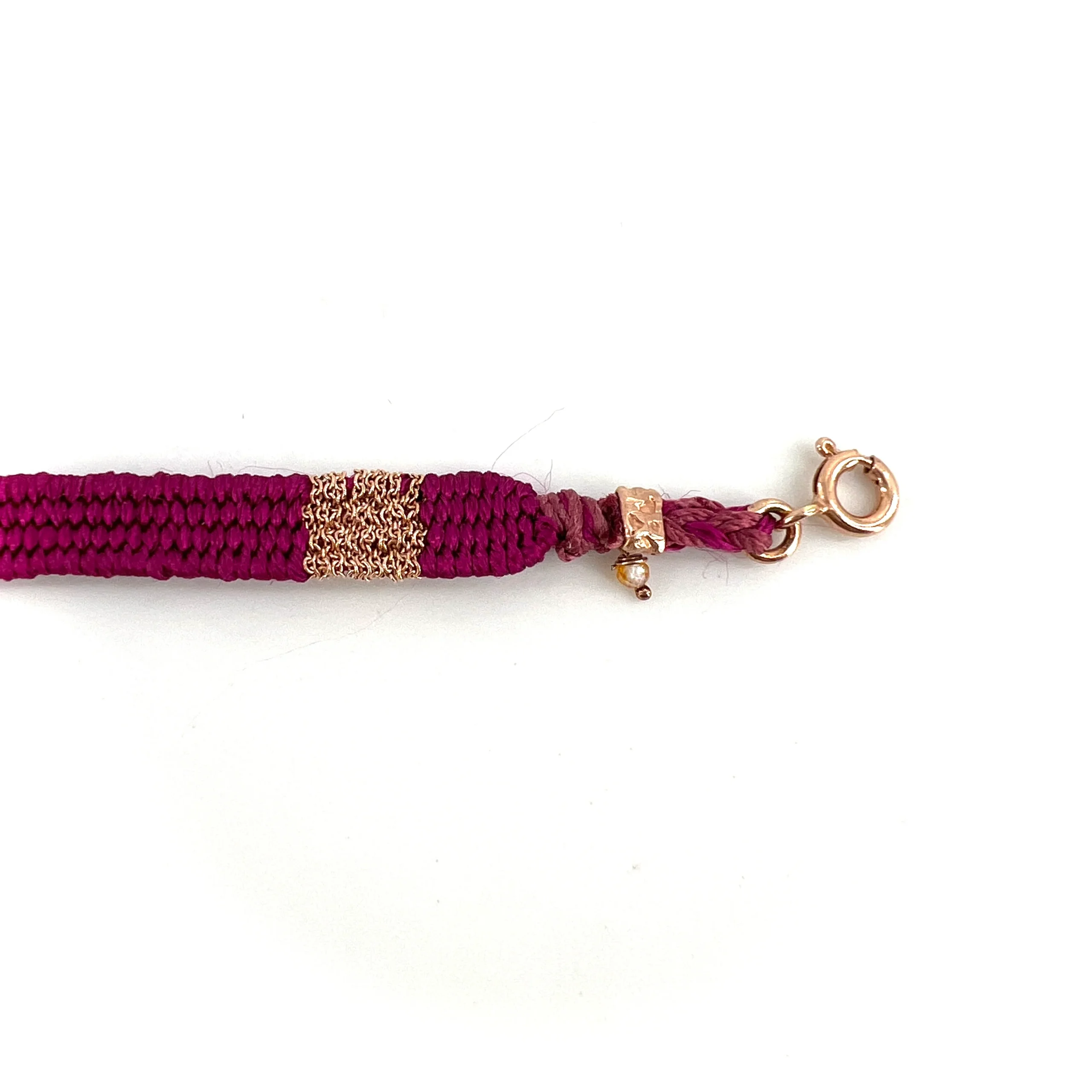 Bracelet Gourmette Tissé en Fil de Satin Fuschia et Chaine en Plaqué Or – Image 3