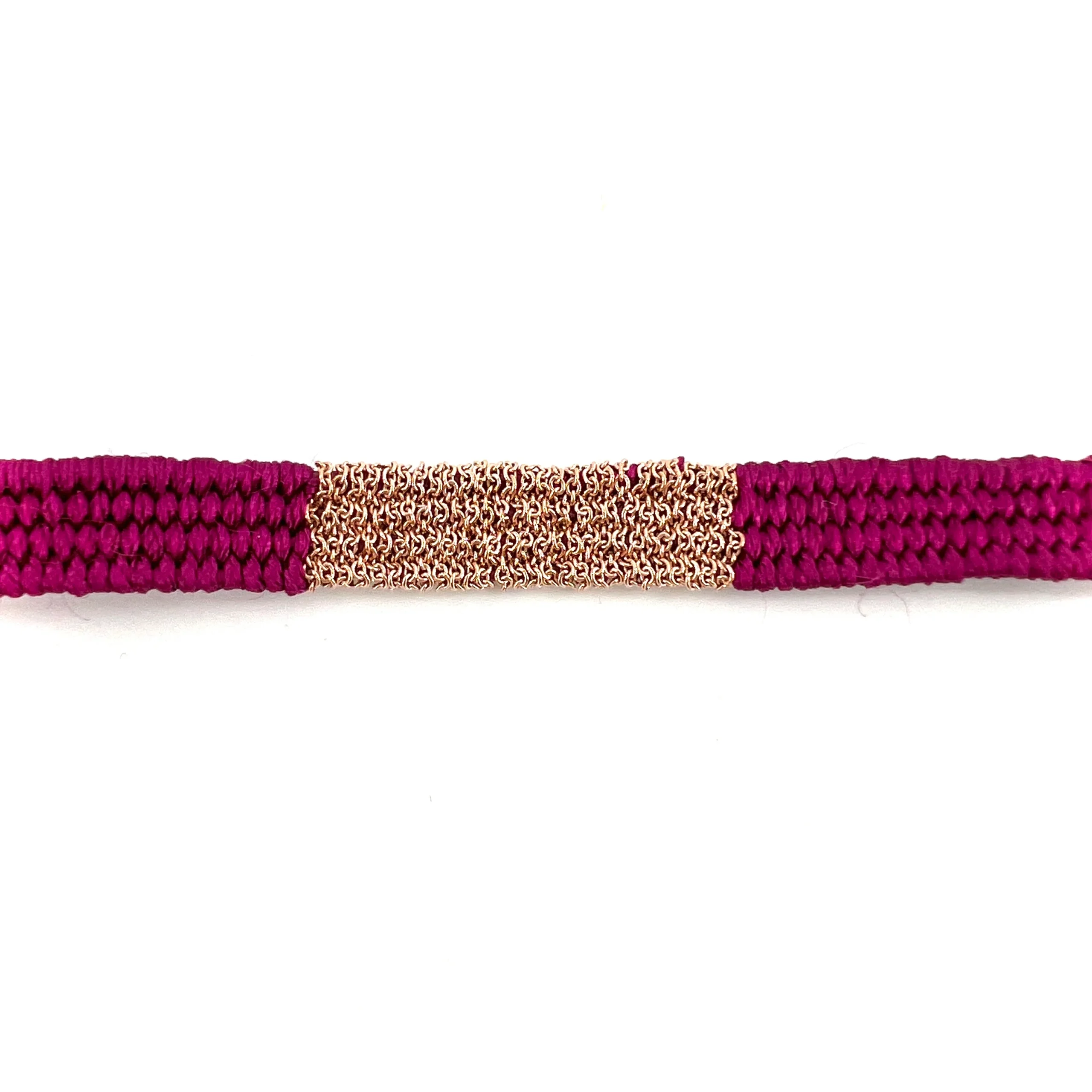 Bracelet Gourmette Tissé en Fil de Satin Fuschia et Chaine en Plaqué Or – Image 4