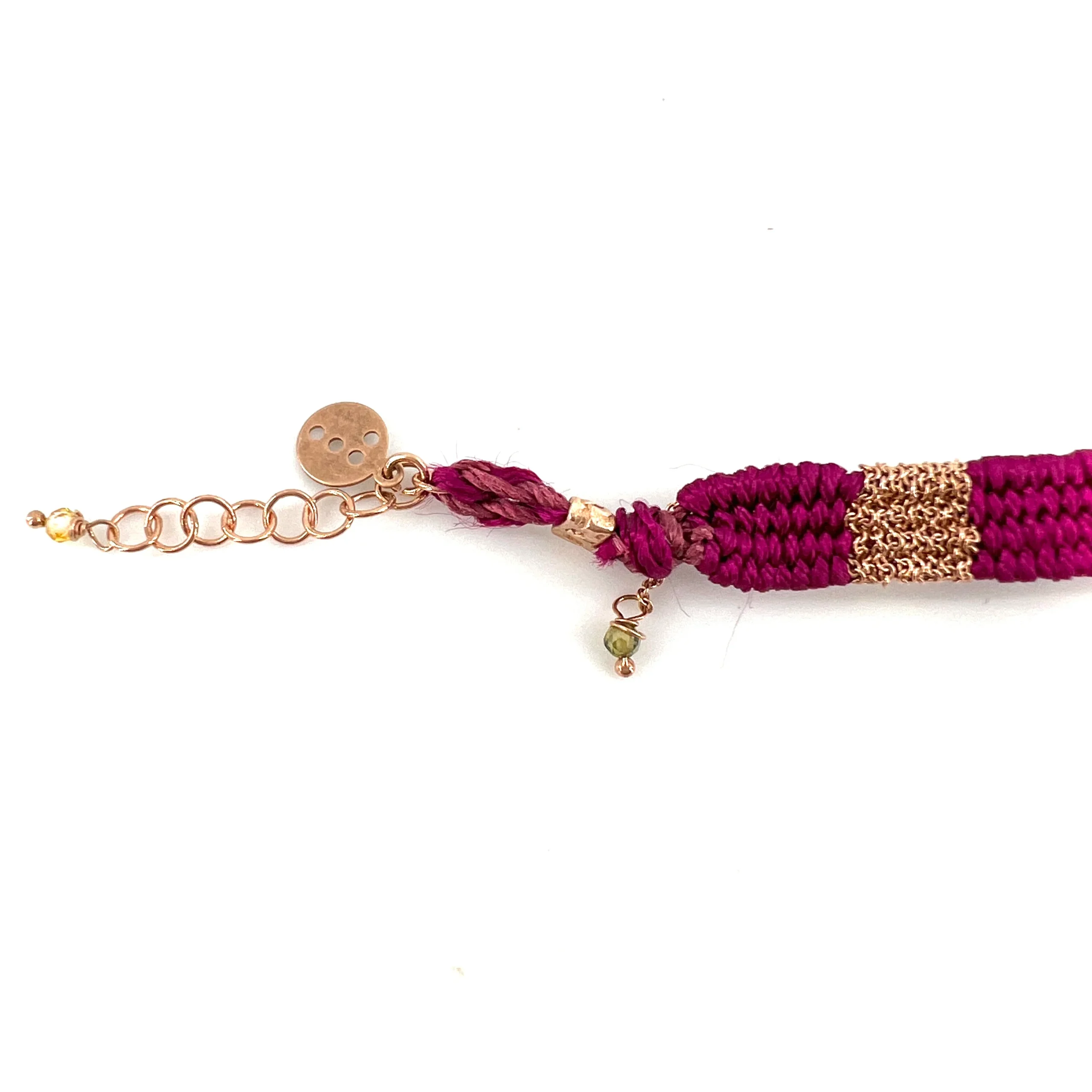Bracelet Gourmette Tissé en Fil de Satin Fuschia et Chaine en Plaqué Or – Image 6