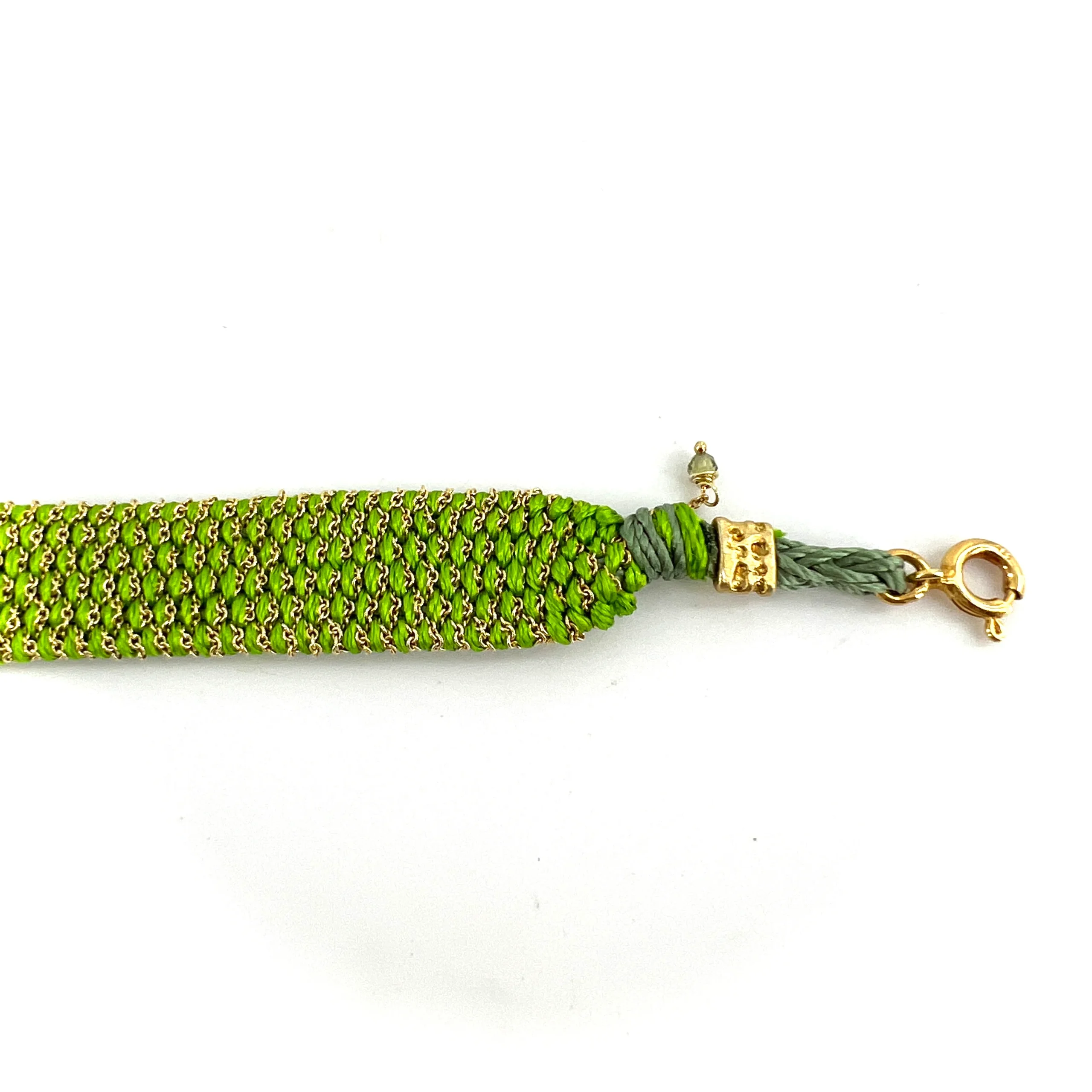 Bracelet Manchette Tissé en Fil de Satin Vert et Chaine en Plaqué Or – Image 4