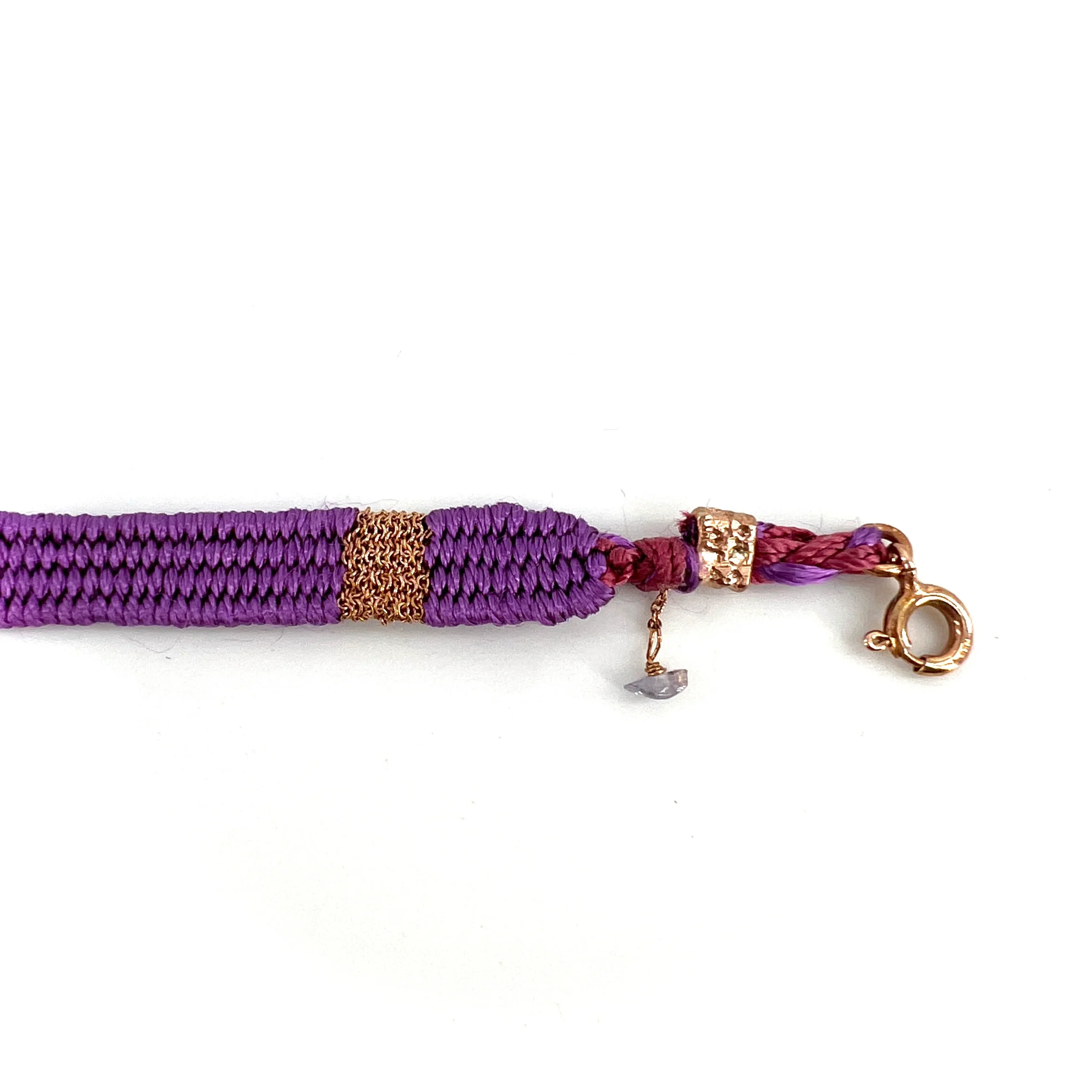 Bracelet Gourmette Tissé en Fil de Satin Violet et Chaine en Plaqué Or – Image 3