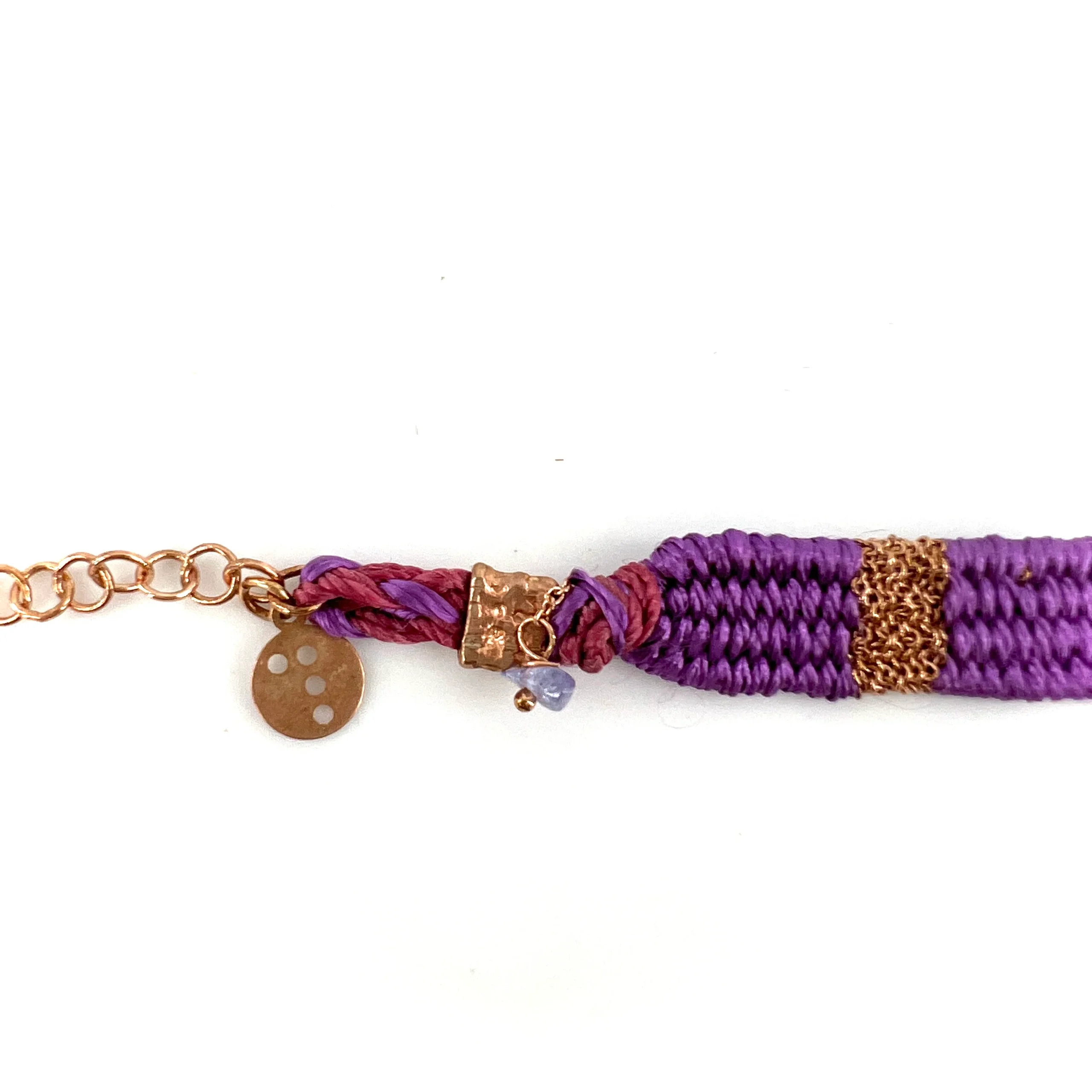 Bracelet Gourmette Tissé en Fil de Satin Violet et Chaine en Plaqué Or – Image 5