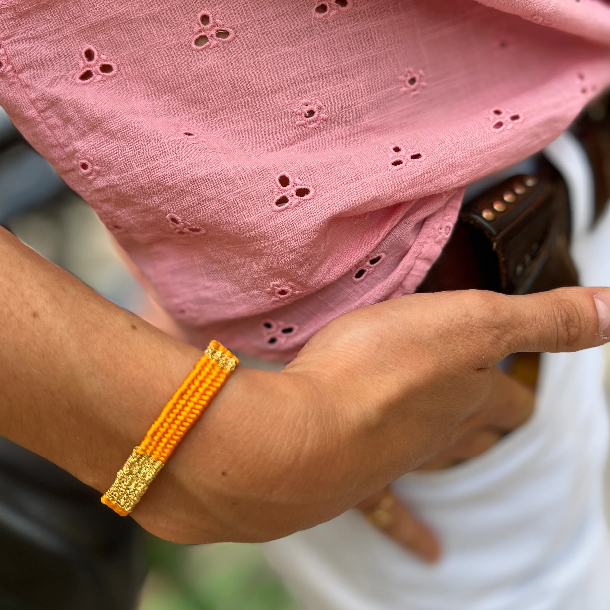 Bracelet Gourmette Tissé en Fil de Satin Orange et Chaine en Plaqué Or – Image 2