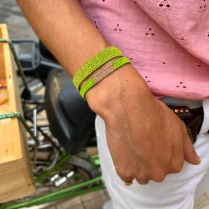 Bracelet Manchette Tissé en Fil de Satin Vert et Chaine en Plaqué Or