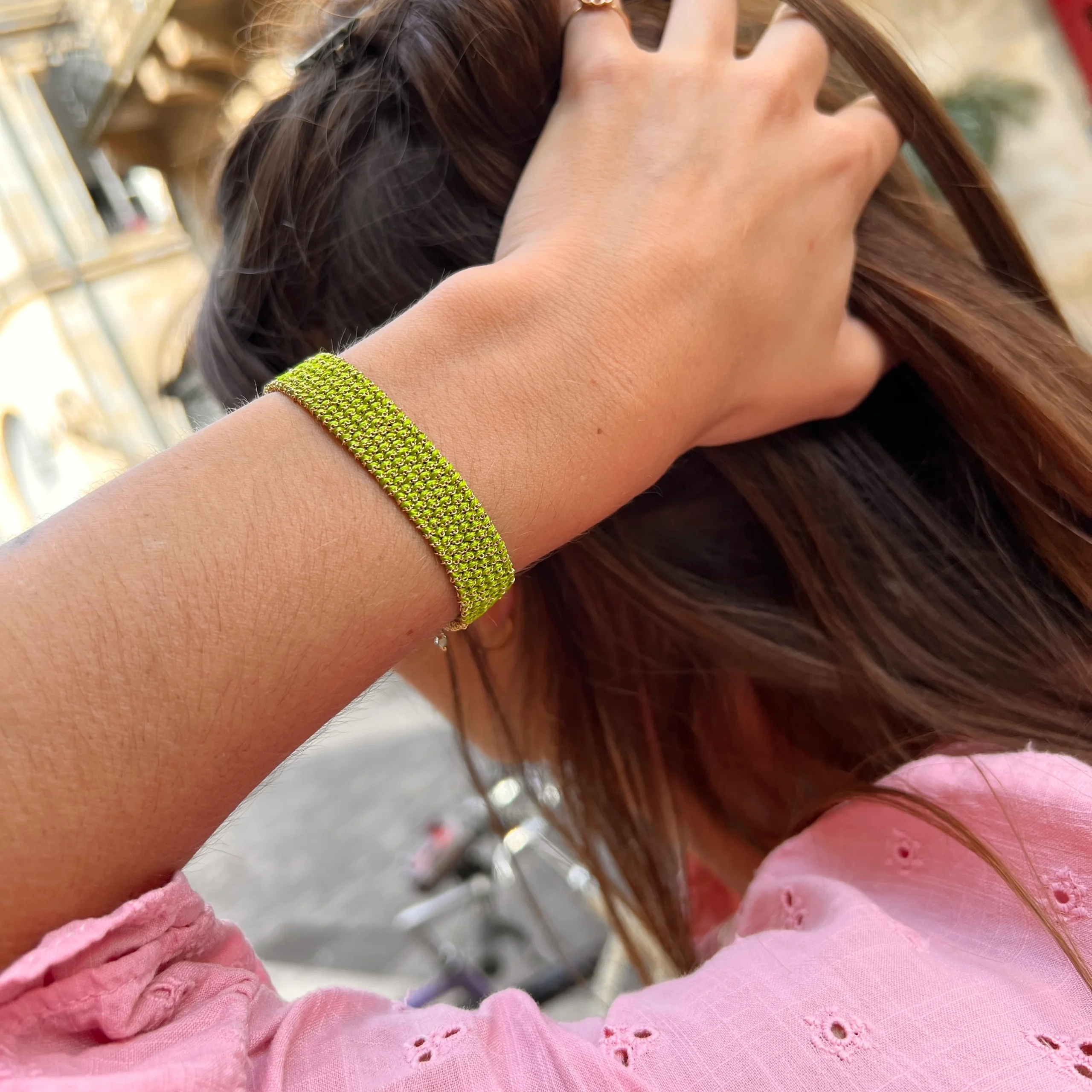 Bracelet Manchette Tissé en Fil de Satin Vert et Chaine en Plaqué Or – Image 7