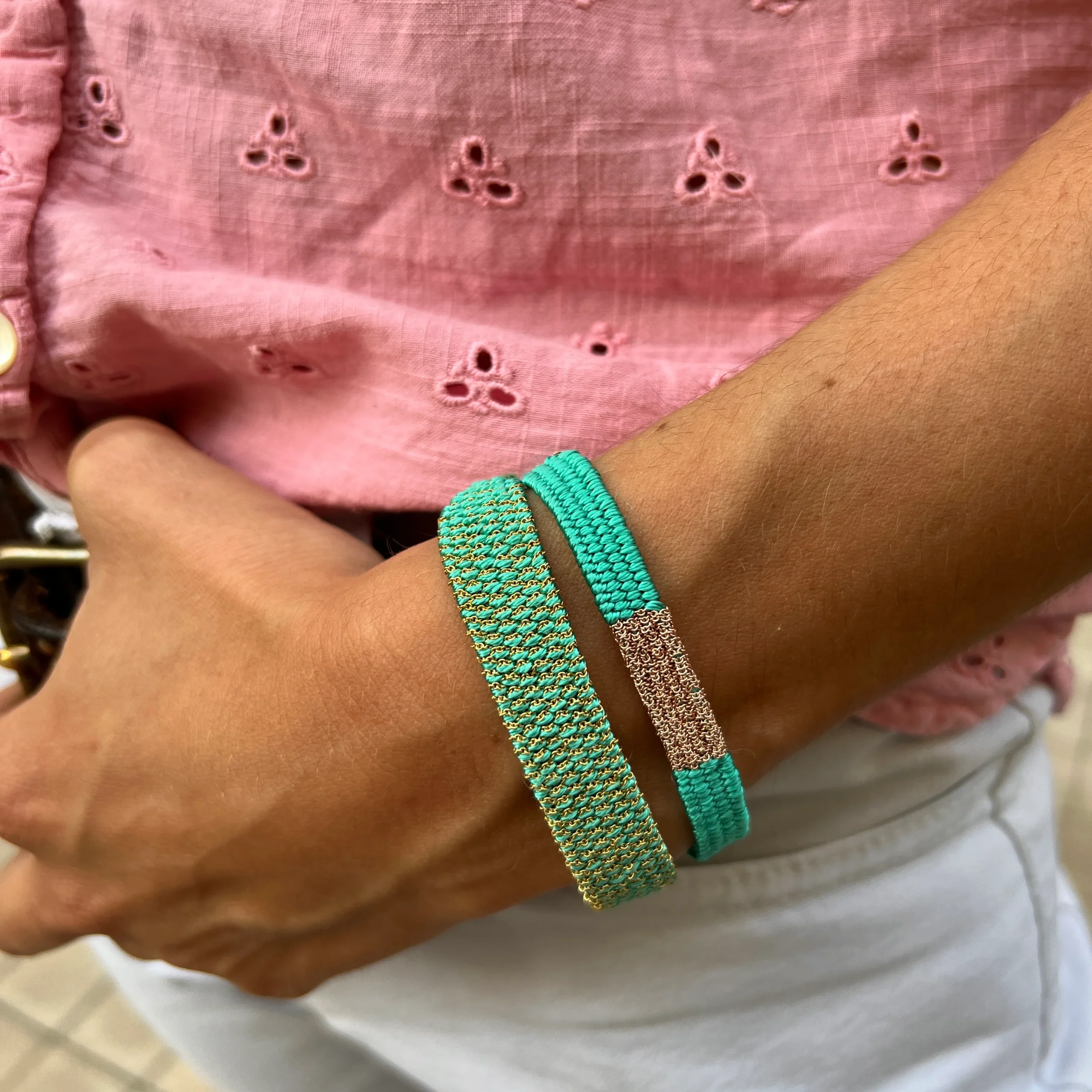 Bracelet Manchette Tissée en Fil de Satin Turquoise et Chaine en Plaqué Or – Image 8