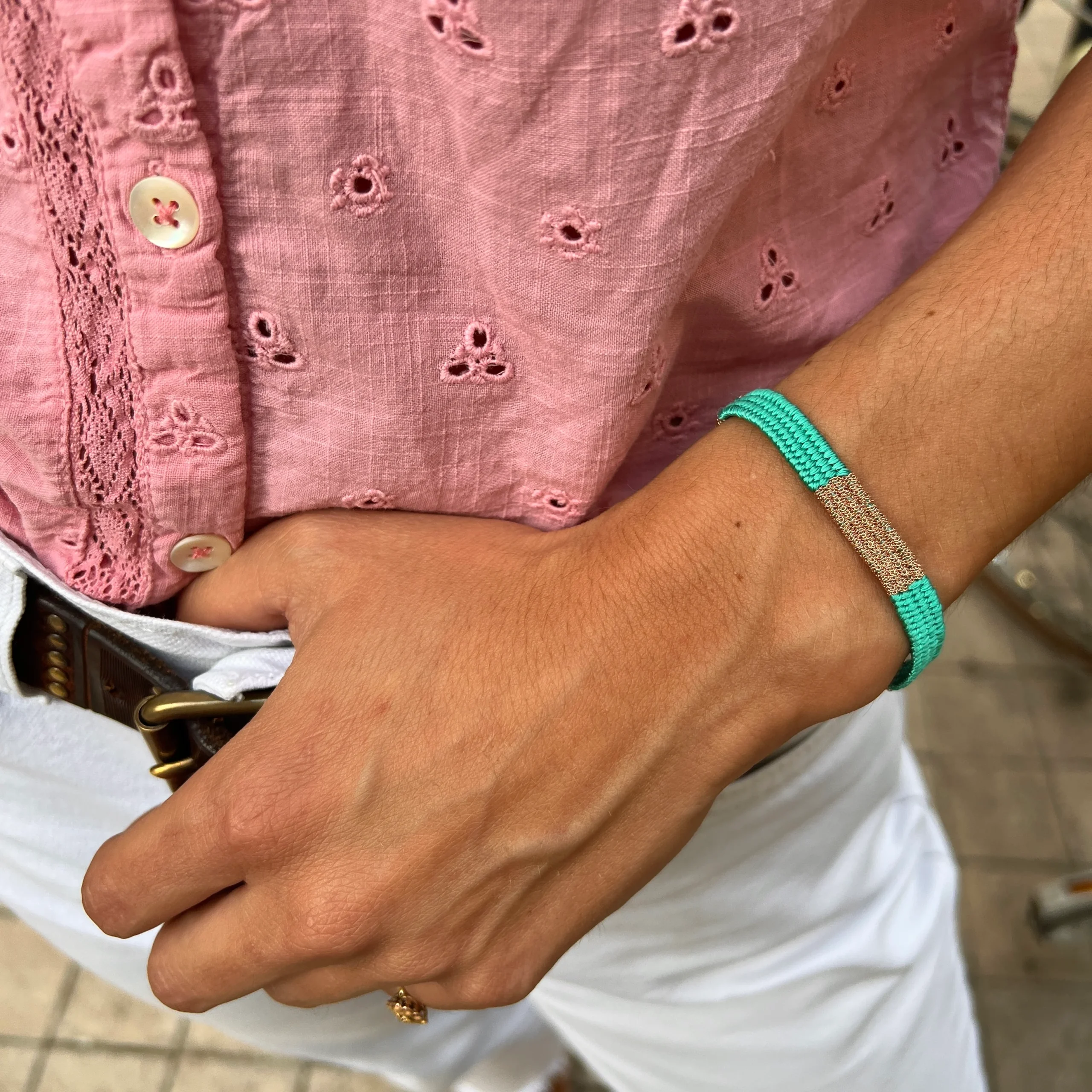 Bracelet Gourmette Tissé en Fil de Satin Turquoise et Chaine en Plaqué Or – Image 6