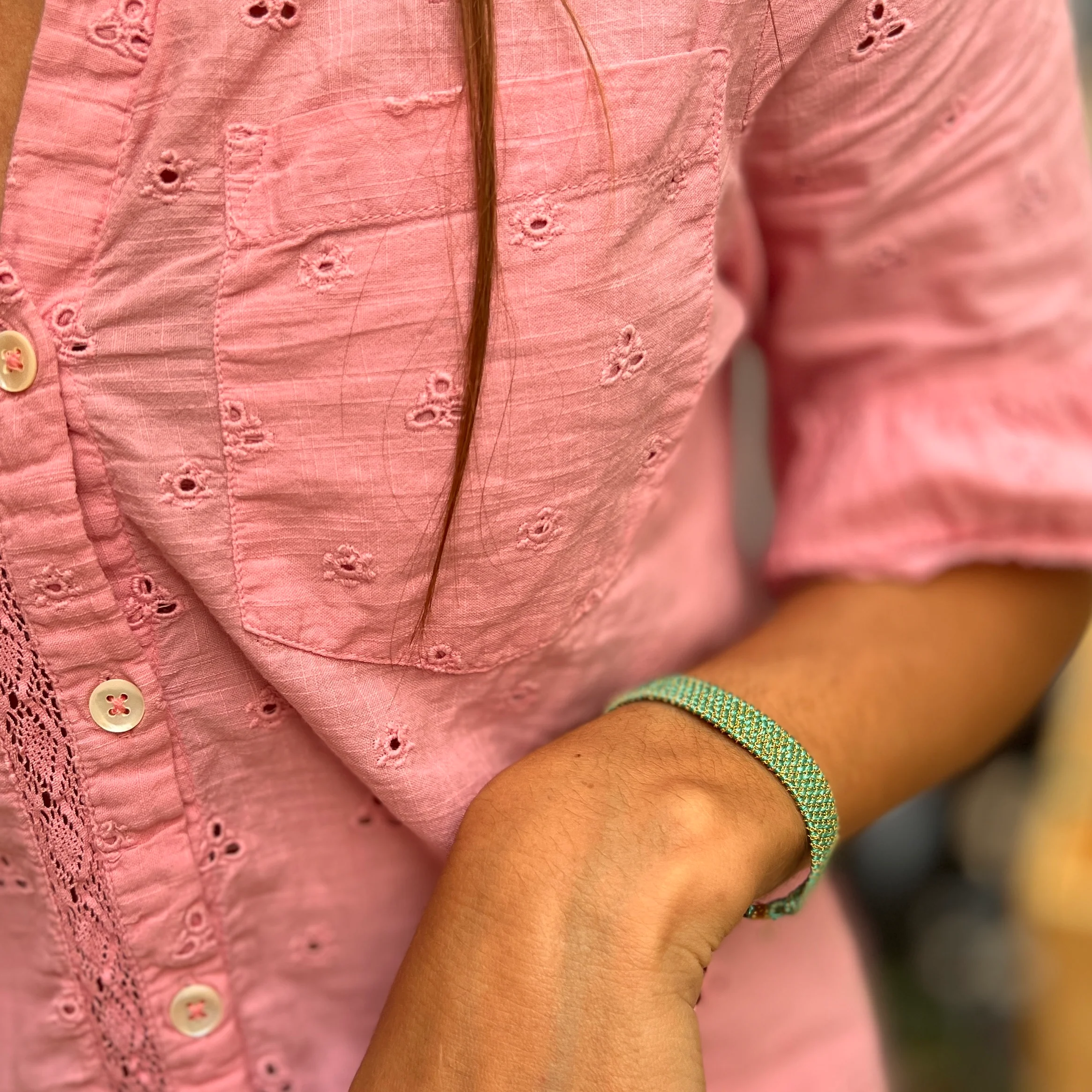 Bracelet Manchette Tissée en Fil de Satin Turquoise et Chaine en Plaqué Or – Image 9