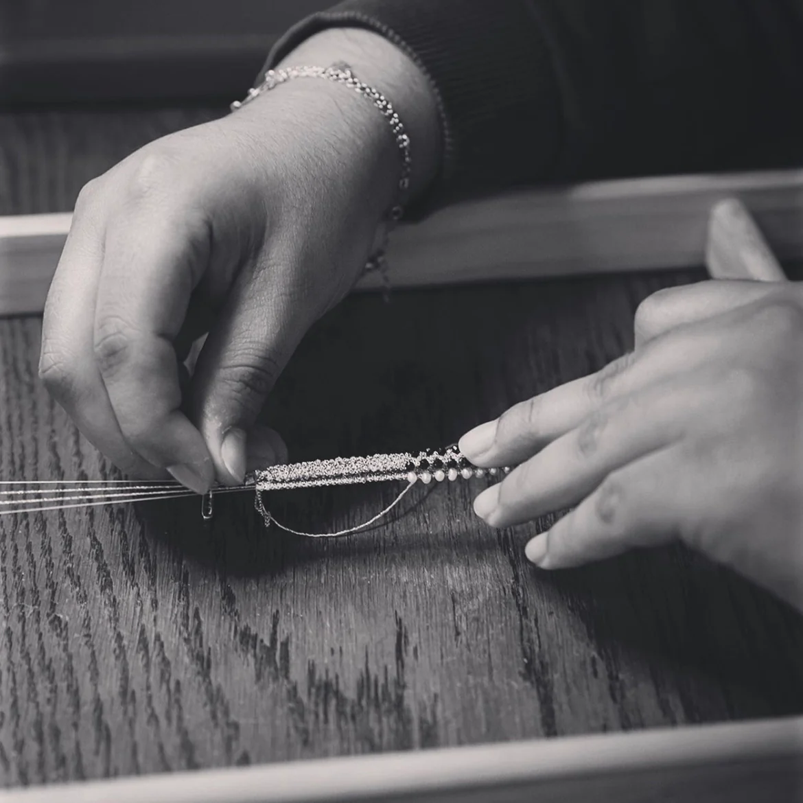 Bracelet Manchette Tissé en Fil de Satin Violet et Chaine en Plaqué Or – Image 8