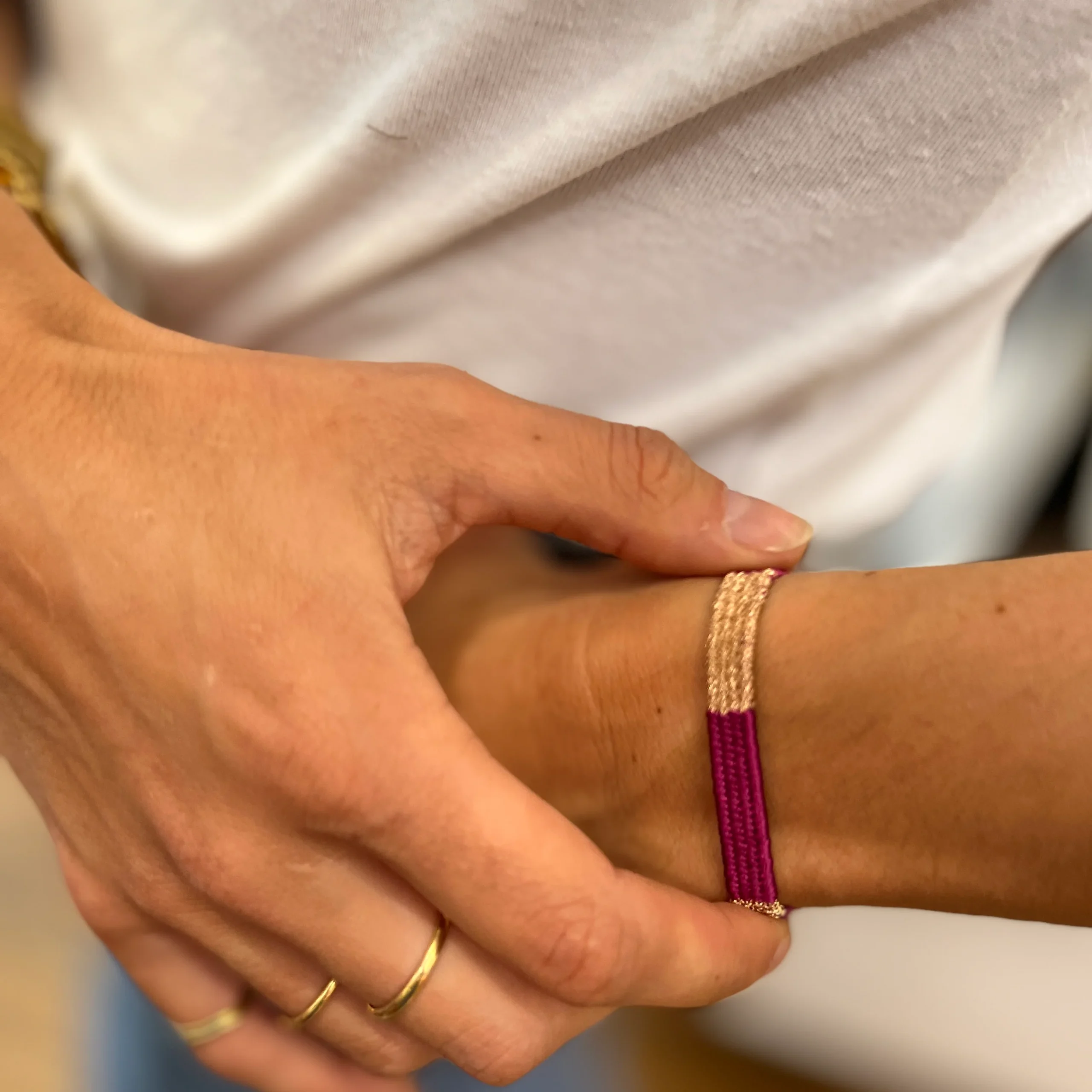 Bracelet Gourmette Tissé en Fil de Satin Fuschia et Chaine en Plaqué Or – Image 5