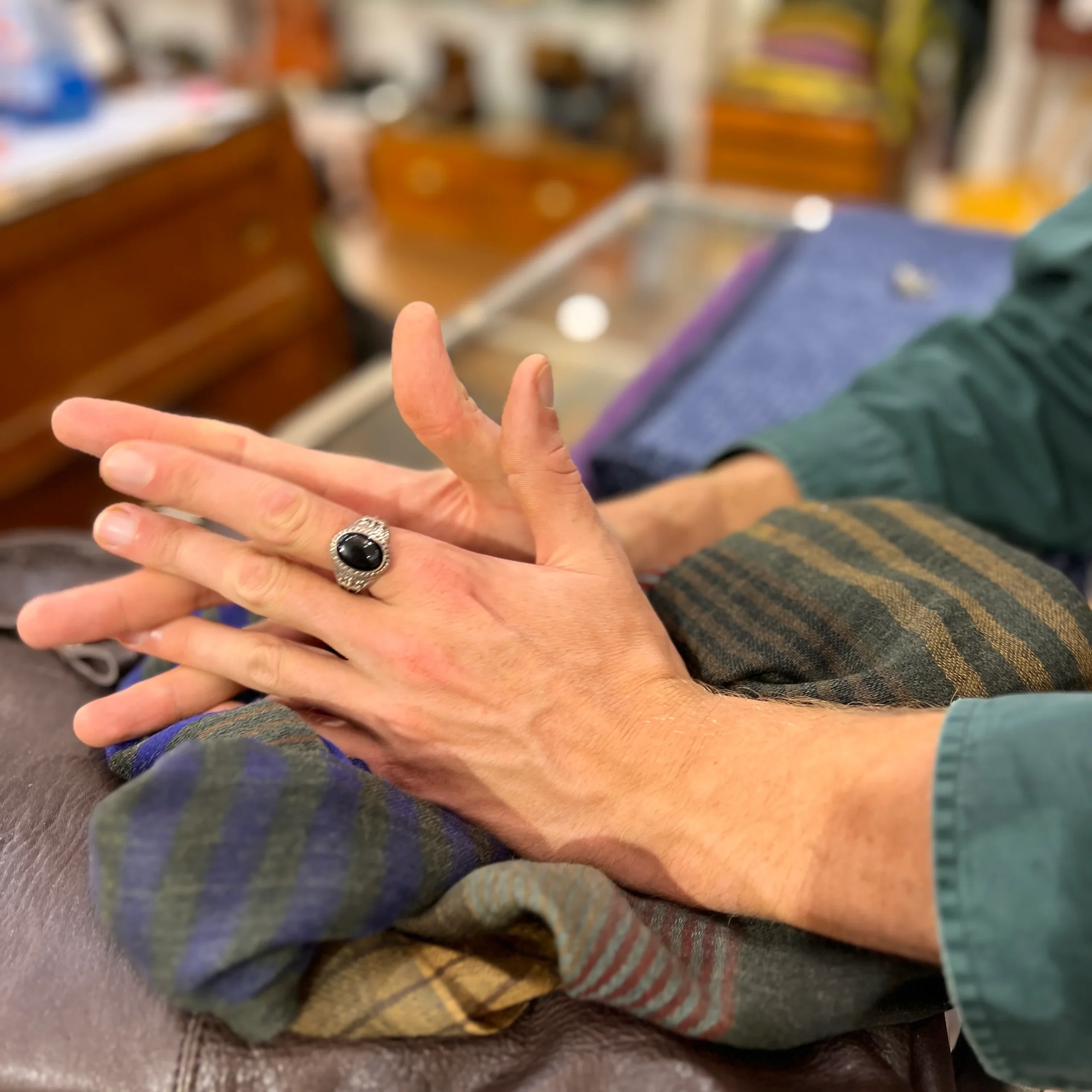 Chevalière en Argent Travaillé Sertie d'un Onyx Noir – Image 3