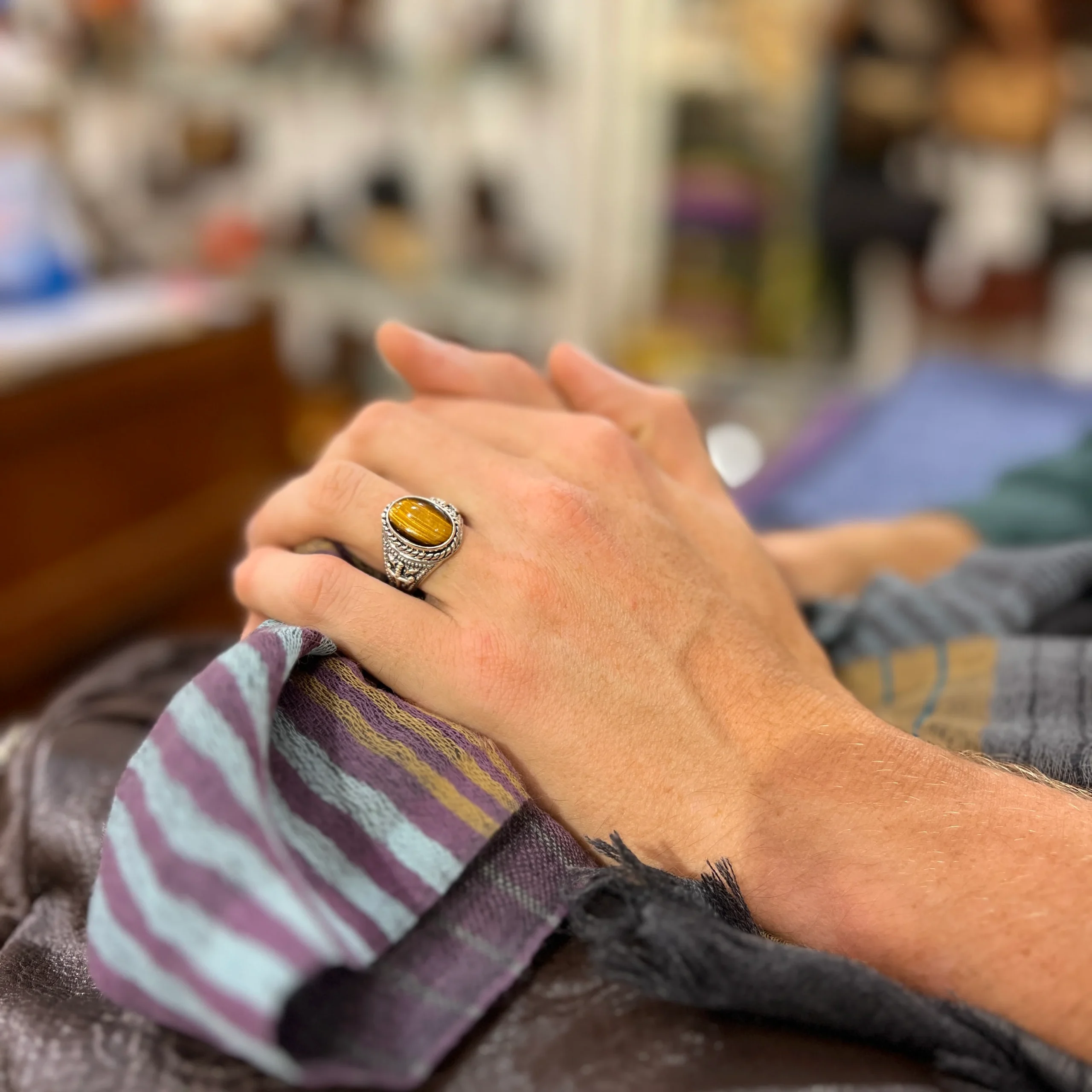 Chevalière en Argent Travaillé Sertie d'un Oeil de Tigre – Image 3