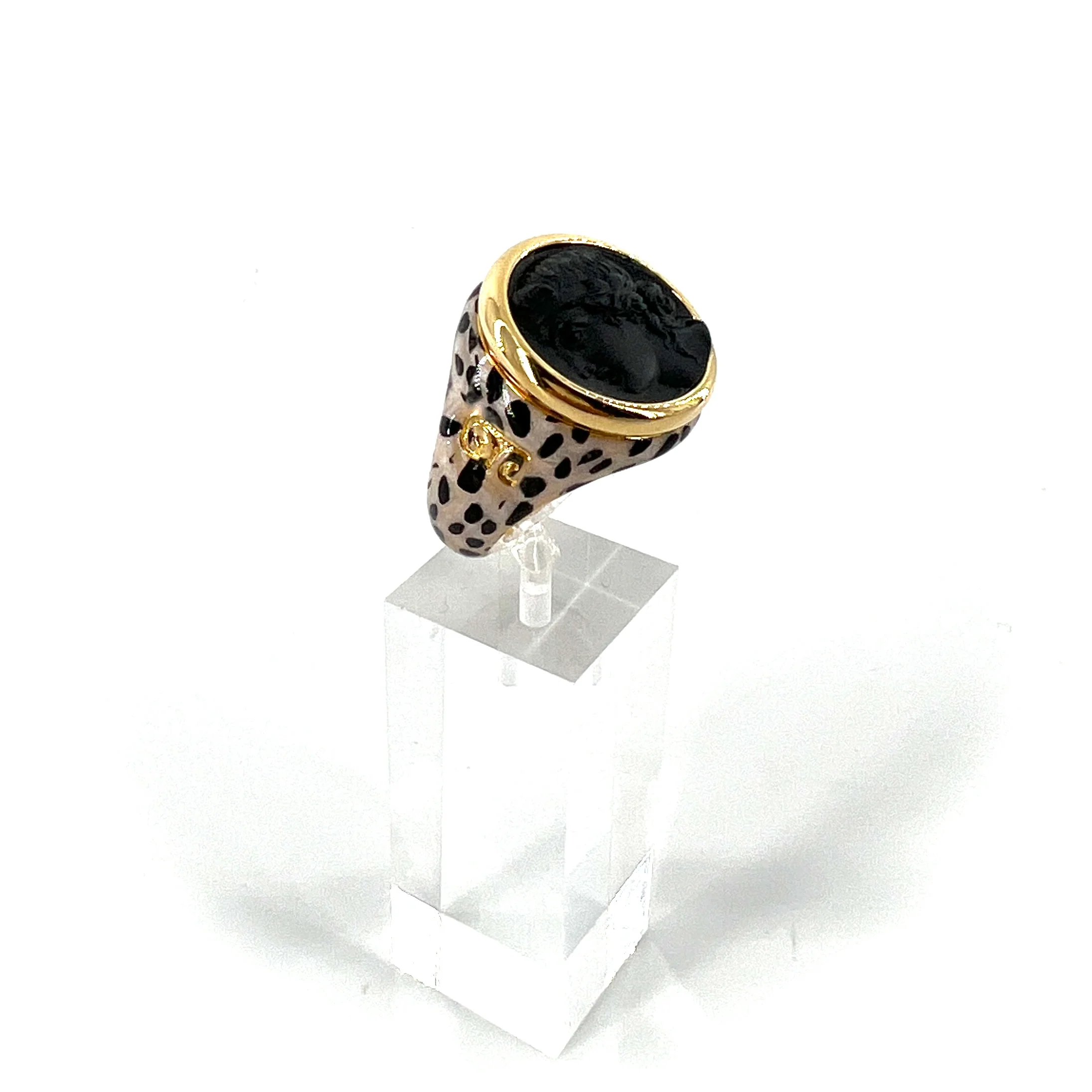 Bague Ronde en Plaqué Or Imprimé Noir / Blanc et Résine Noire Motif Statue Grecque – Image 4