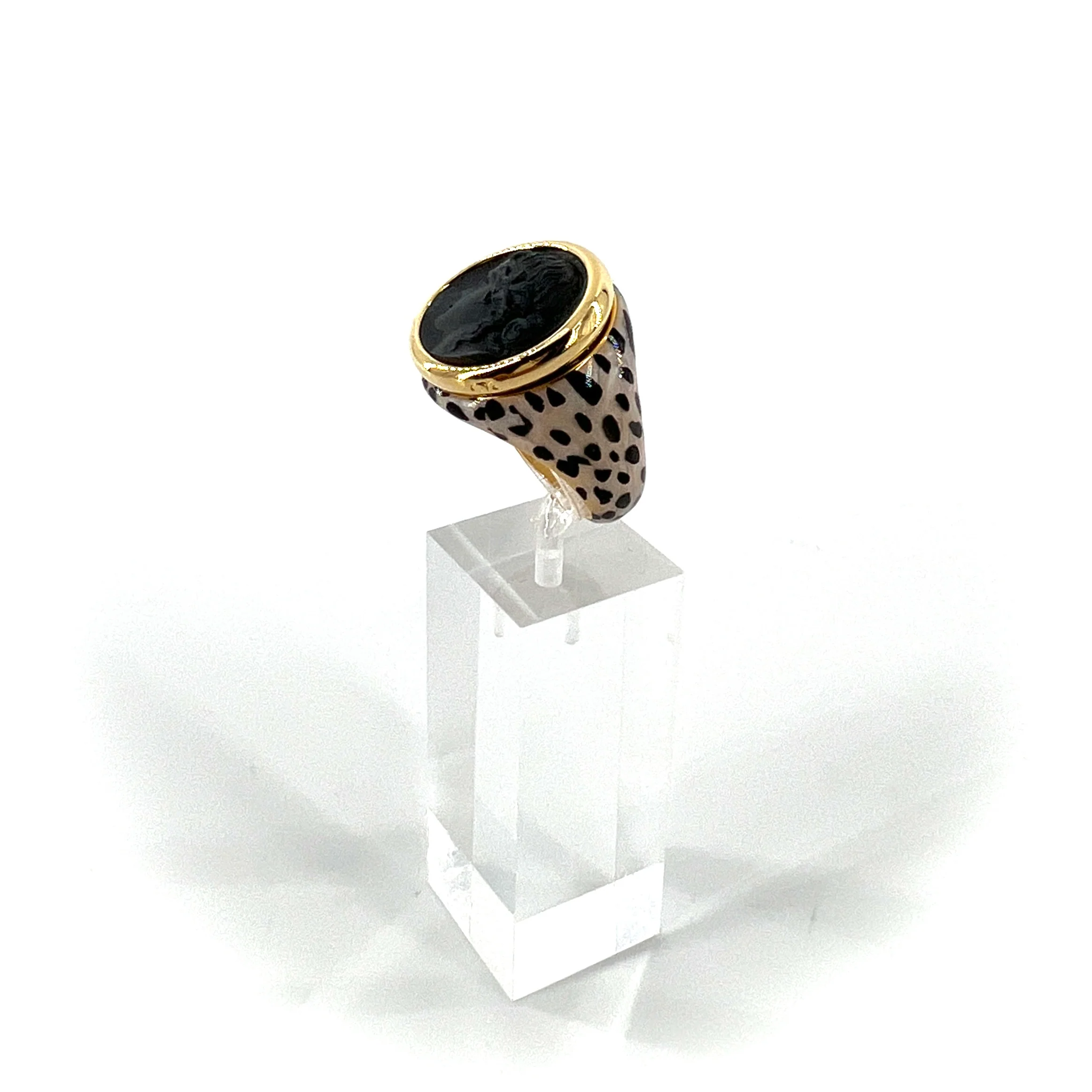 Bague Ronde en Plaqué Or Imprimé Noir / Blanc et Résine Noire Motif Statue Grecque – Image 5